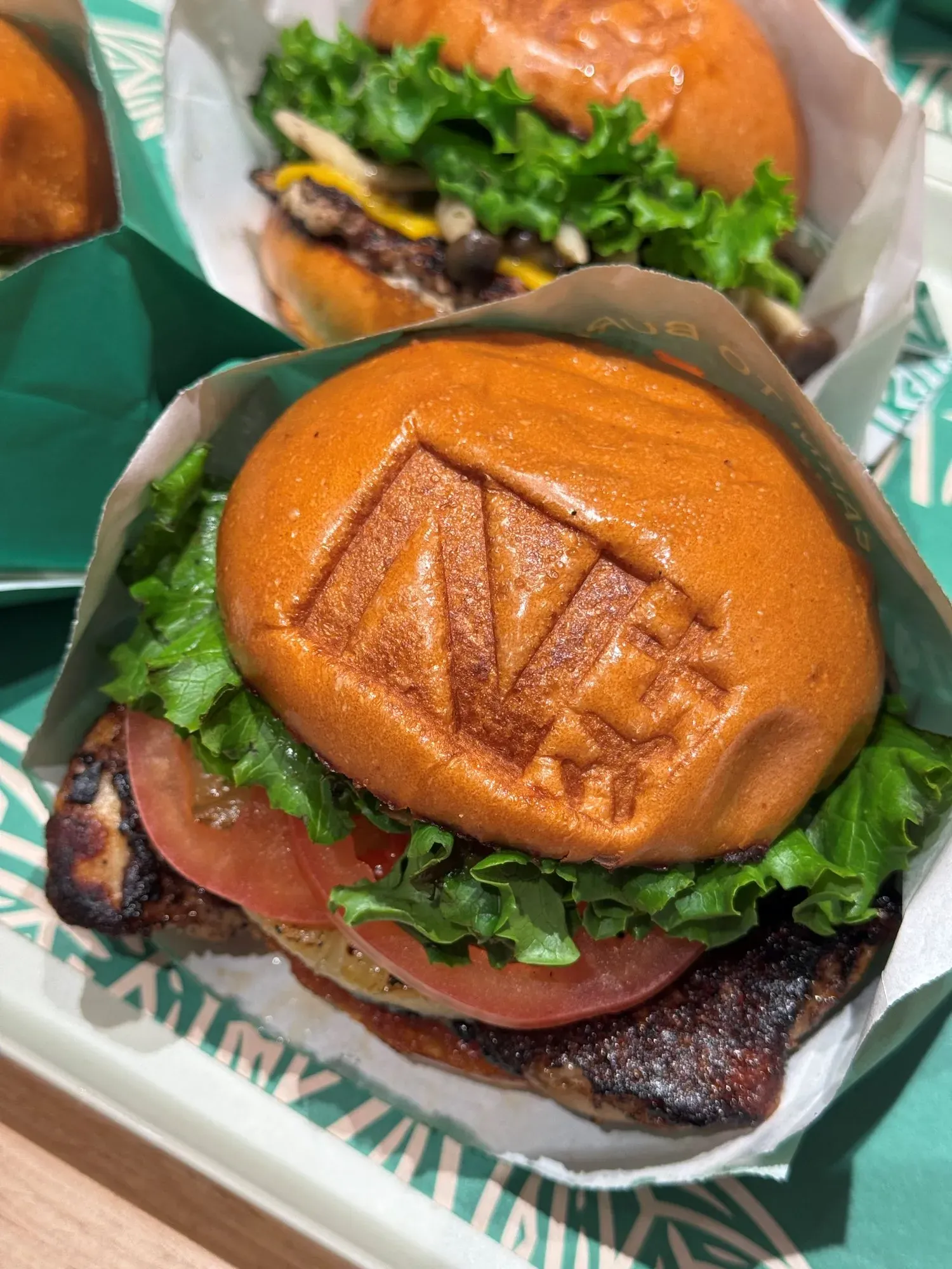 新店限量漢堡包在原本壓印了N+招牌的旁邊增添飛機烙印。