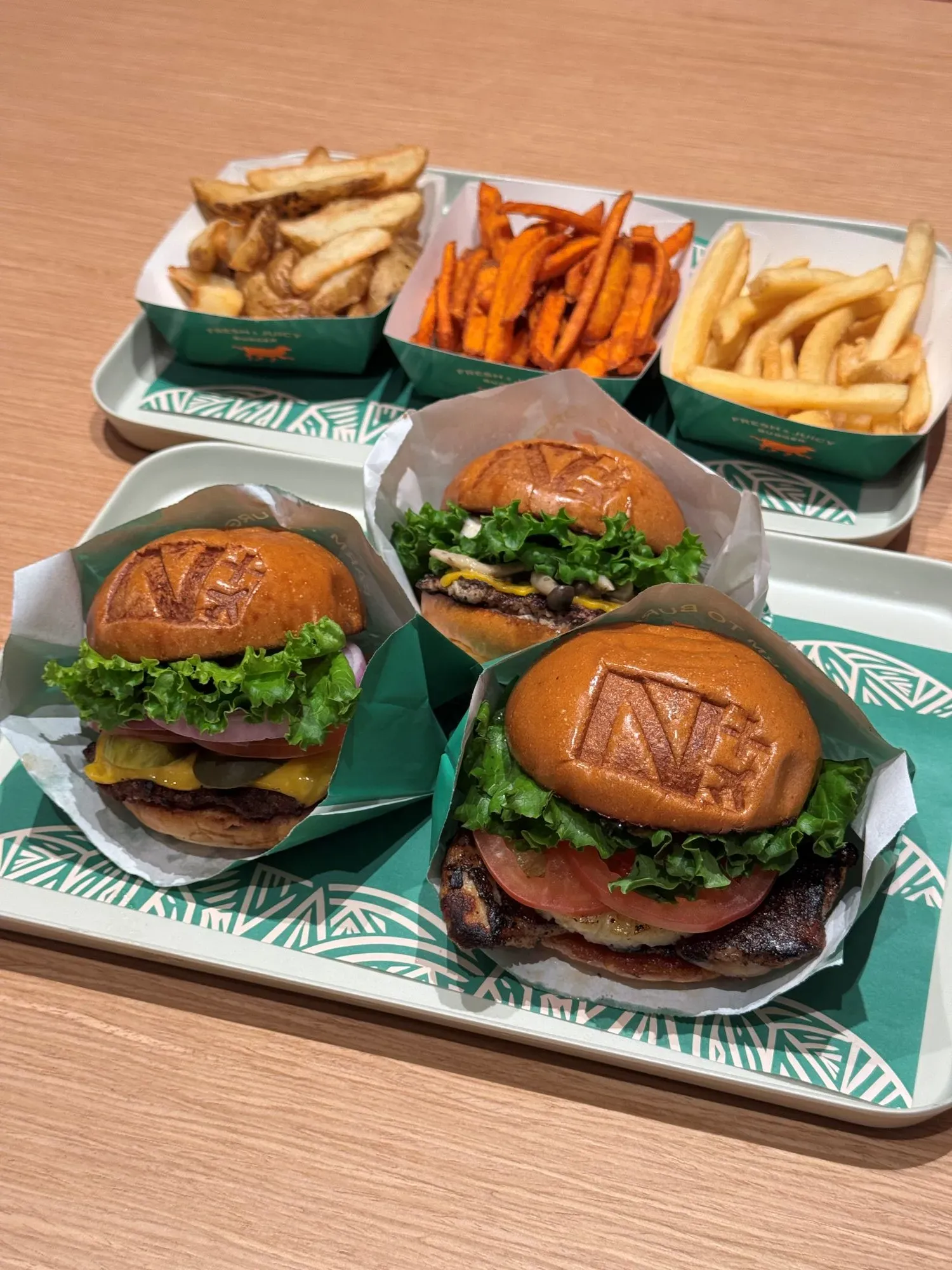 新店限量漢堡包有飛機的烙印。