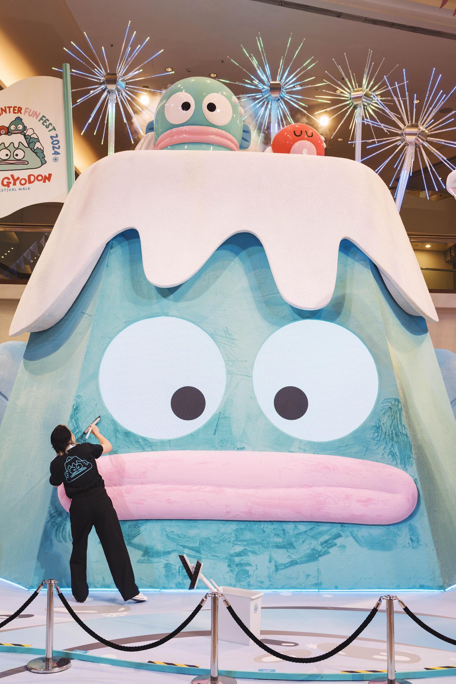 柳應廷Jer化身梳毛師,溫柔地為巨型雪山HANGYODON梳毛。