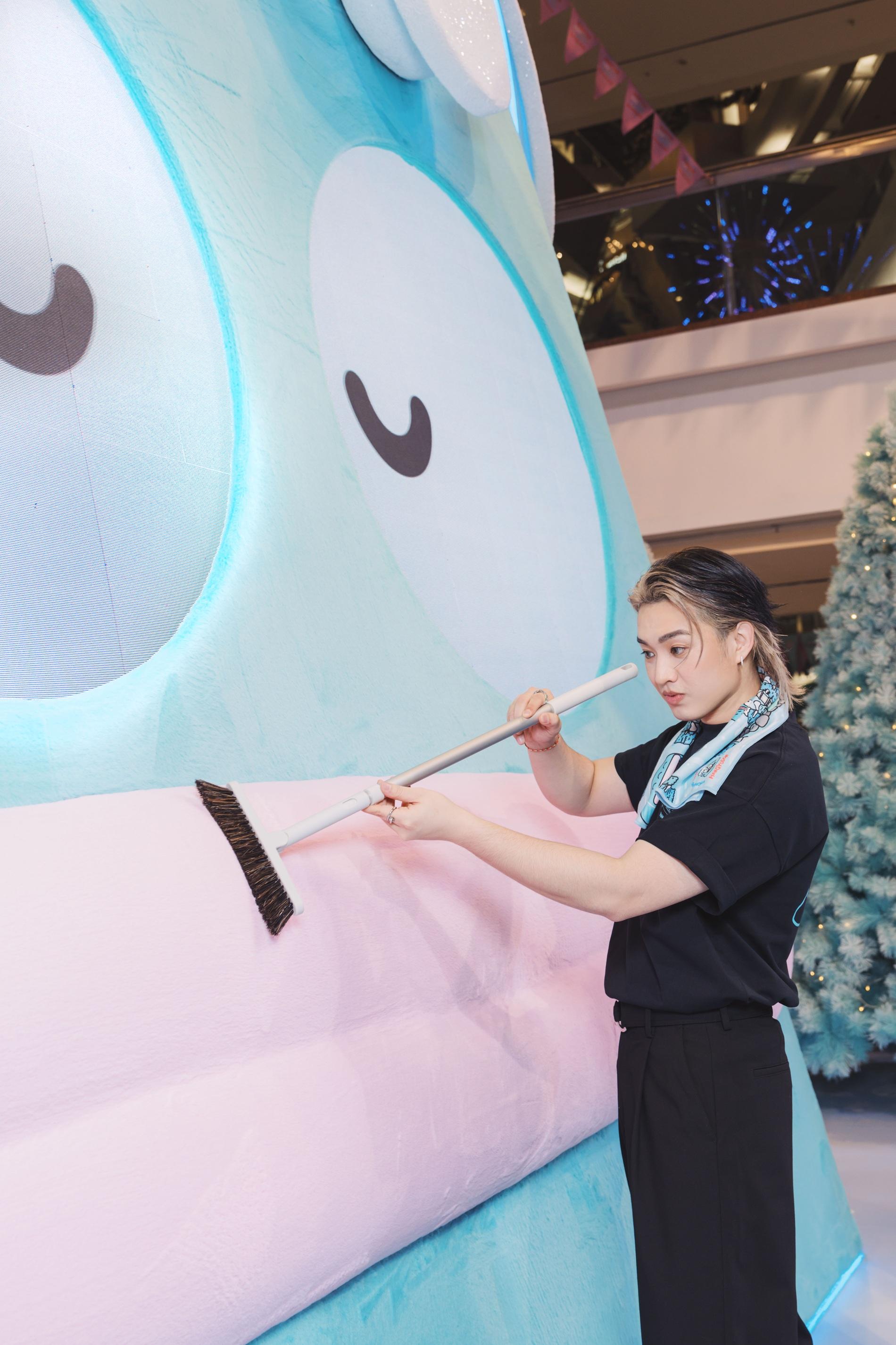 柳應廷自認愛整潔,細心地為HANGYODON梳毛。