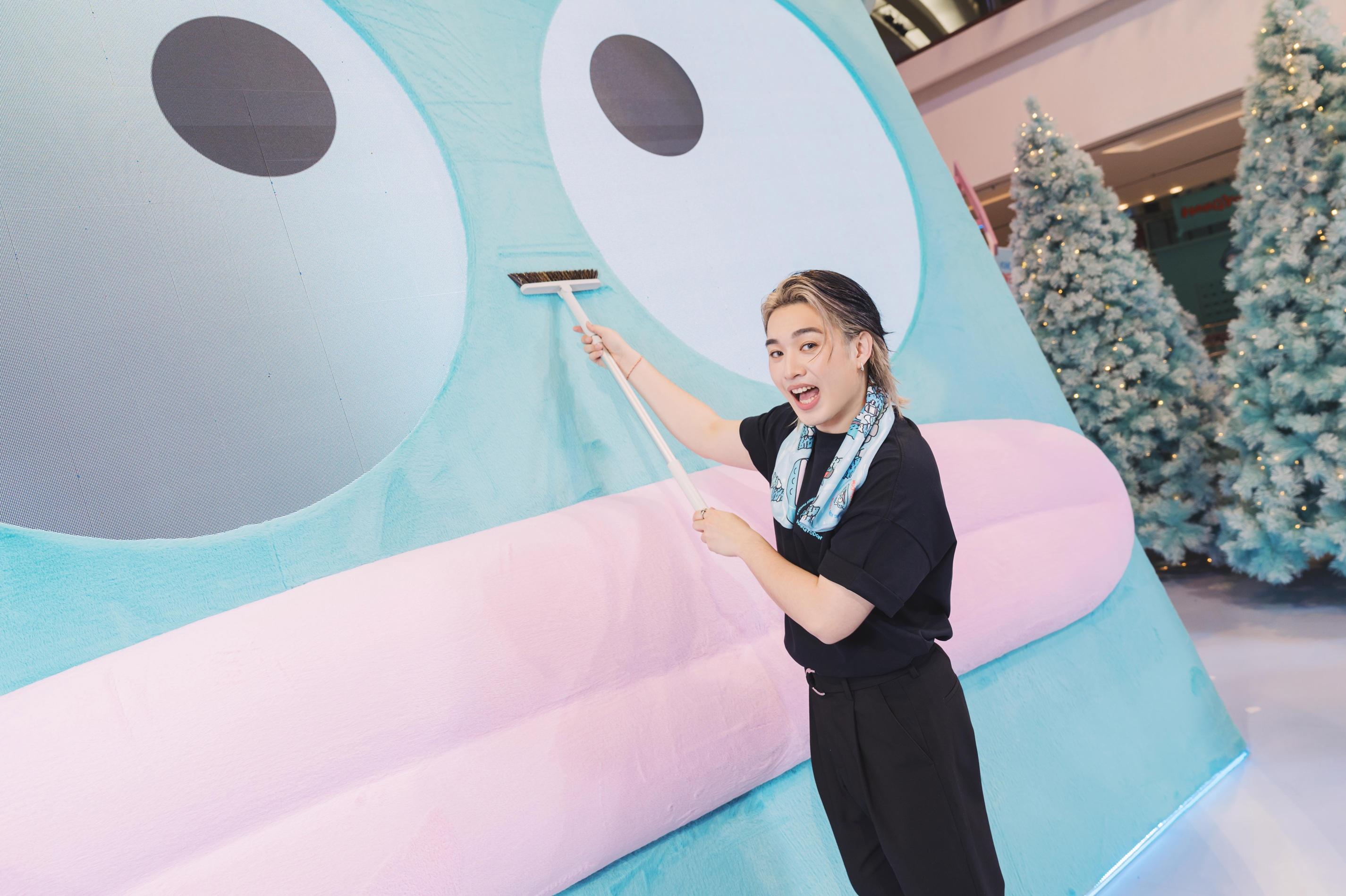 柳應廷Jer為巨型雪山HANGYODON梳毛,趣怪表情多多。