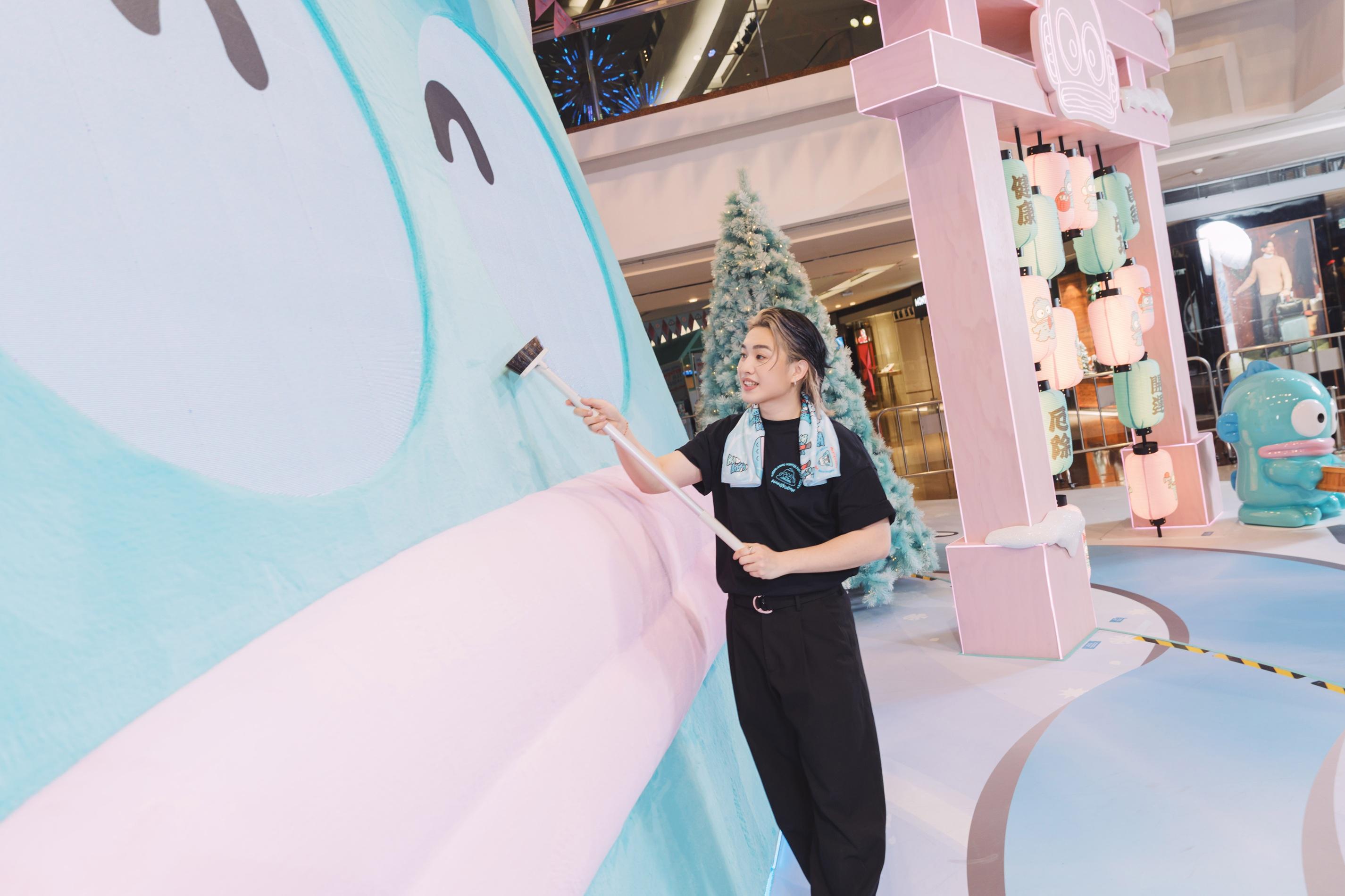 柳應廷Jer為巨型雪山HANGYODON梳毛,樂不可支。