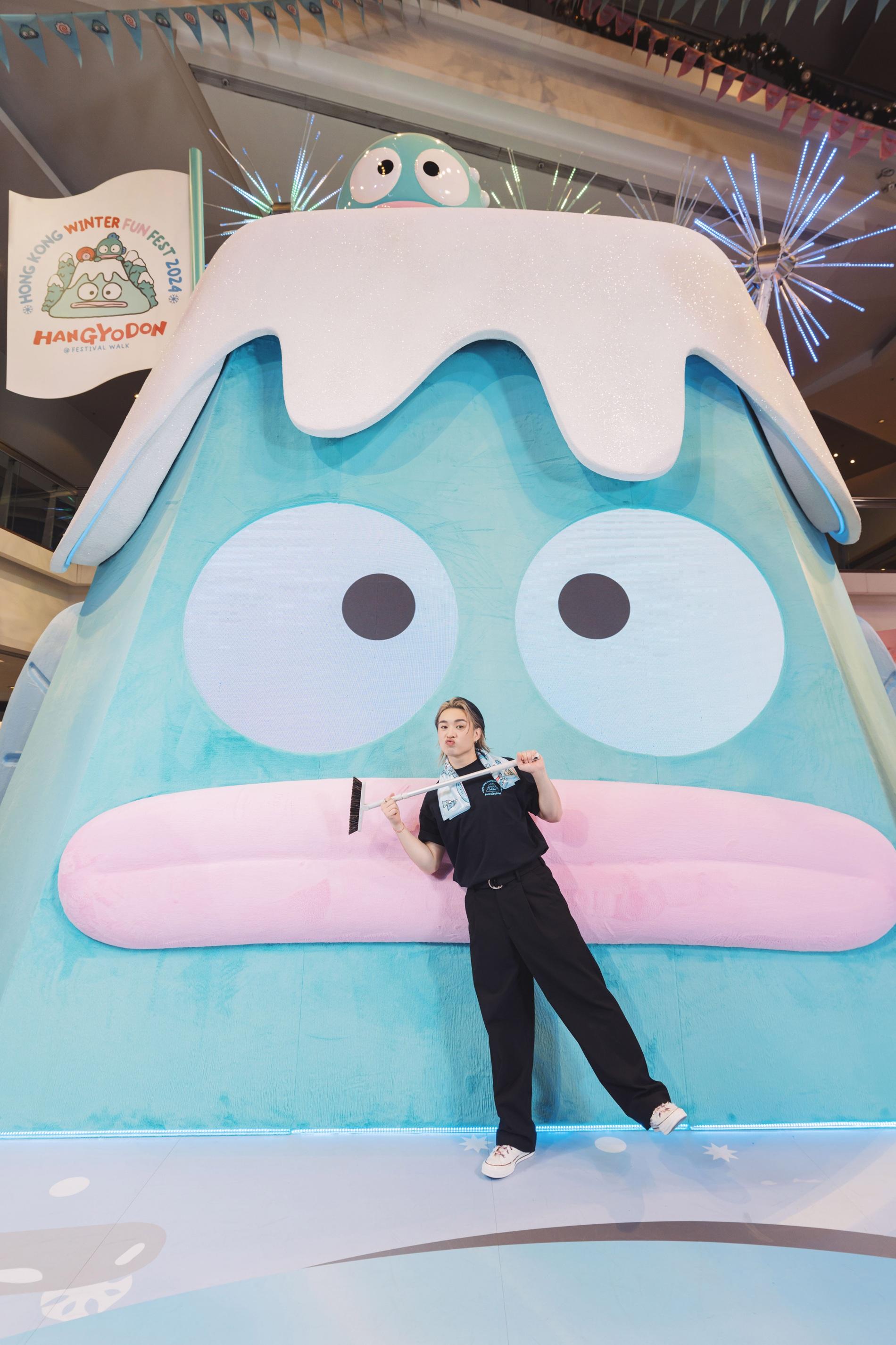 柳應廷為HANGYODON梳毛,完成任務當然要打卡合照。