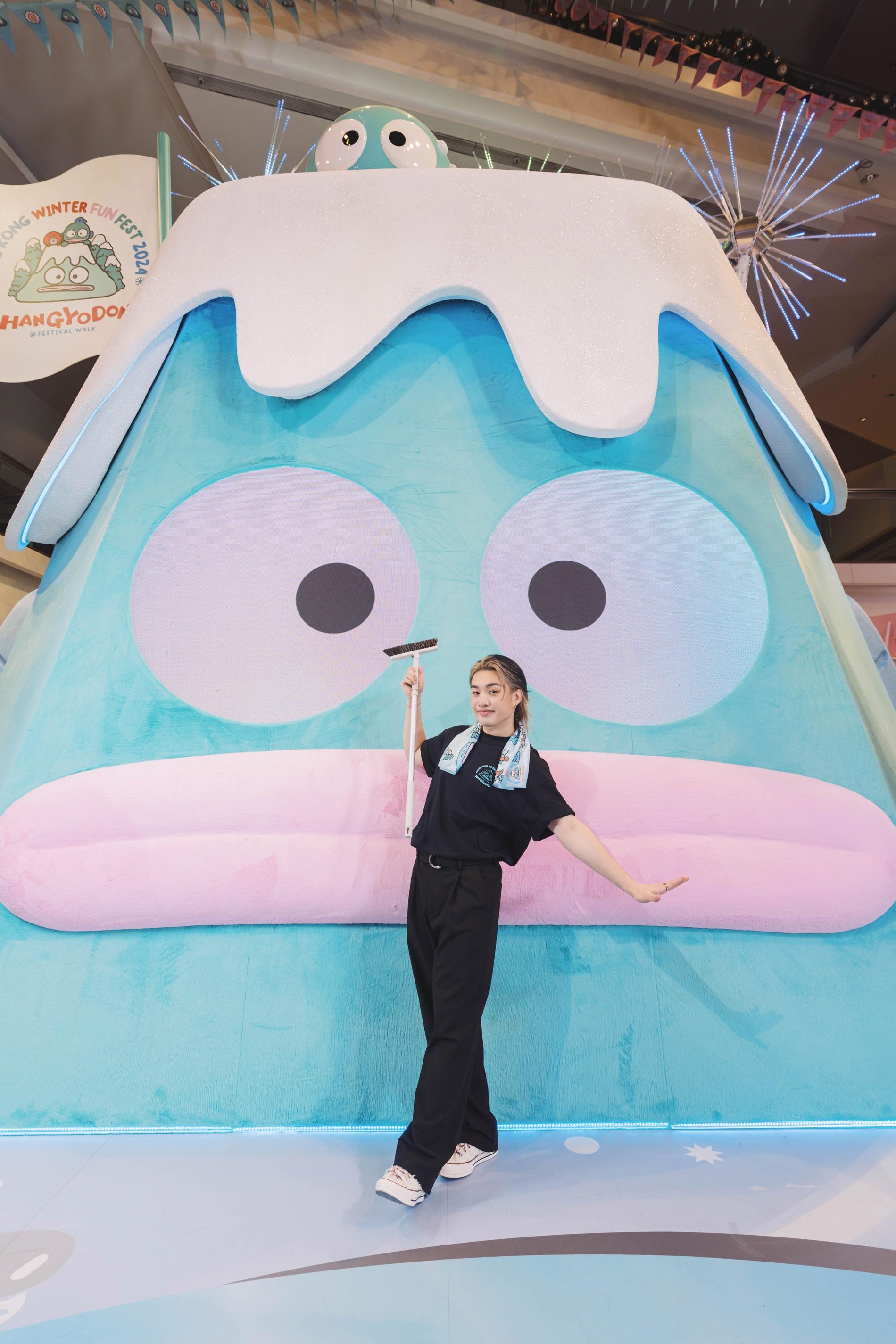 柳應廷為HANGYODON梳毛,完成任務後打卡,非常精靈。