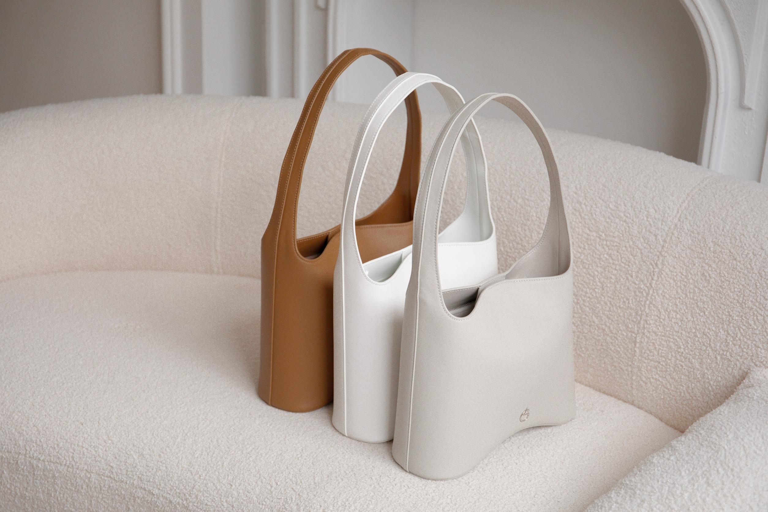 女朋友禮物推介|Galini NOVA手袋:時尚的小牛皮單肩包,由兩塊完整大面積的牛皮拼成,以拱型底部呈現,製作難度高。簡潔俐落輪廓,滿足日常需要。$2,380