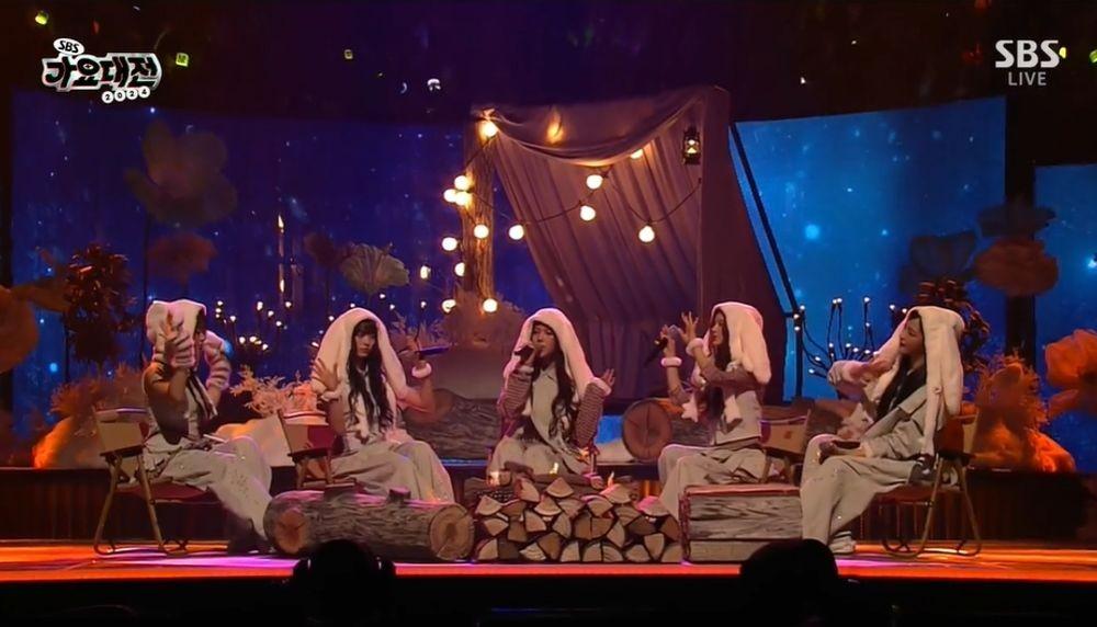 NewJeans一出場以兔仔裝扮圍爐唱《Ditto》。