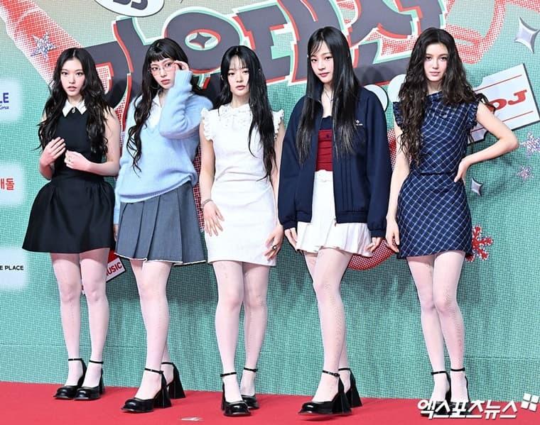 NewJeans於《SBS歌謠大戰》 的紅地氈造型。