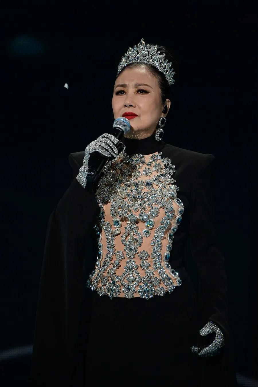 阿姐指,租借紅館開騷,最少要4年時間。