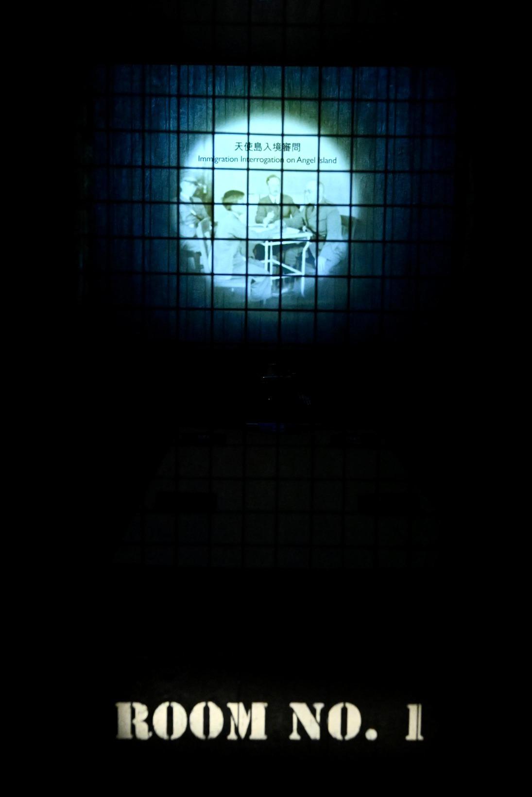 香港多面體「萍寄金山——香港與加州華僑生活」展覽中,設有1910年至1940年期間美國天使島移民站審查入境華人的模擬場景。(圖片來源:政府新聞處)