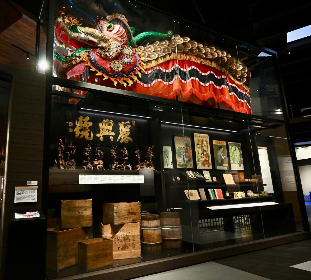 香港多面體「萍寄金山——香港與加州華僑生活」展品、1931年香港金玉樓製的金龍,它在加州尾利允市北溪廟會一直使用至1984年。(圖片來源:政府新聞處)