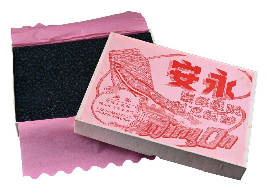 這個上海街永安繡莊包裝盒,也在香港多面體「油尖旺‧望油尖——都市流光坊眾情」展覽展出。(圖片來源:香港歷史博物館)