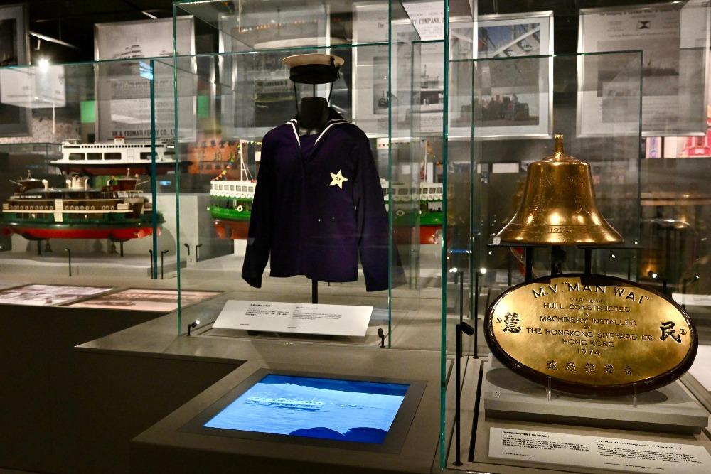 市民可透過這些油蔴地小輪「民榮號」船鐘、船牌和這些制服,了解油尖旺區在戰前及當代的交通發展。(圖片來源:政府新聞處)