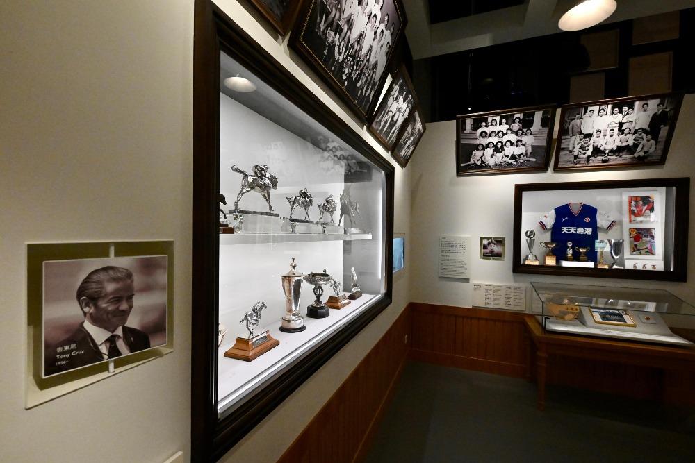 香港多面體「香江葡跡——香港葡人故事」展覽中,介紹了葡裔體壇名人沙理士、練馬師告東尼及足球明星山度士等在體育方面的貢獻。(圖片來源:政府新聞處)