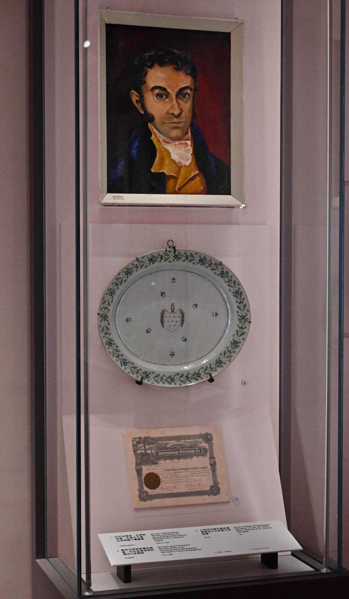 圖為約1820年由廣州工匠製造繪有白理桃家徽的瓷盤。它亦在香港多面體的「香江葡跡——香港葡人故事」區中展出。(圖片來源:政府新聞處)