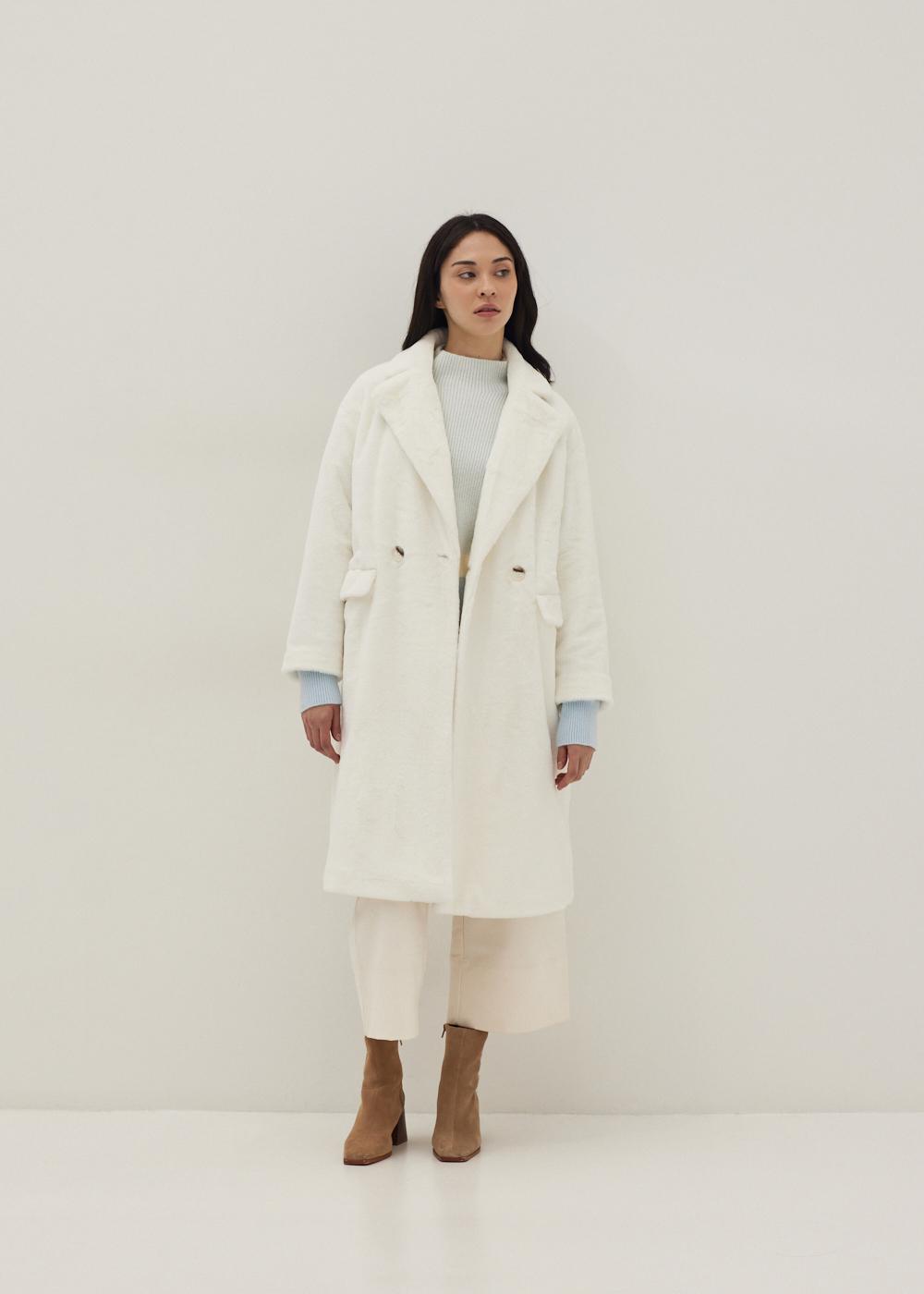 Oversized Faux Fur Coat 原價: $909 優惠價:$410 (45折)