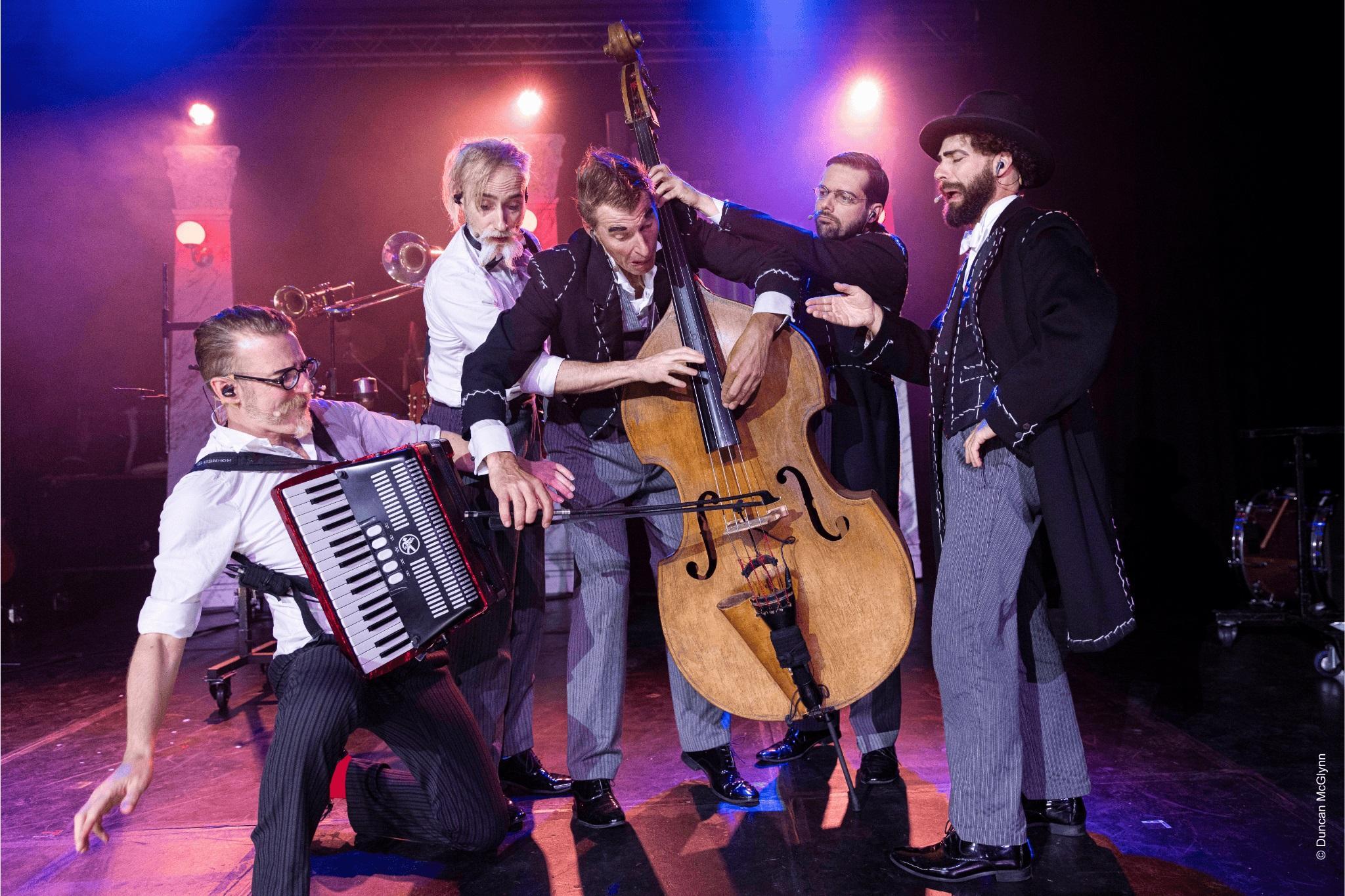 5位音樂笑匠將把一場看似高雅的古典音樂會,一場荒誕、搞笑的狂歡式音樂盛宴。