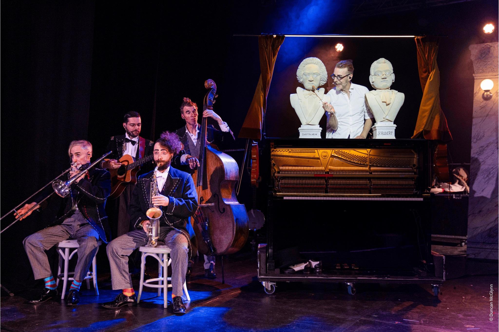 盞鬼劇團的5位音樂家,將以精湛音樂造詣,配合滑稽的肢體語言,演出一場風格獨特的音樂喜劇。