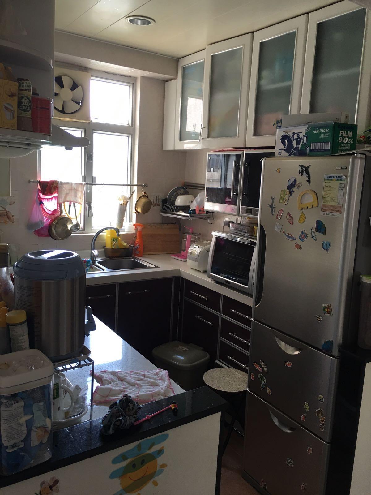 廚房設U型流理台及儲物組合櫃,企理實用。(代理提供)