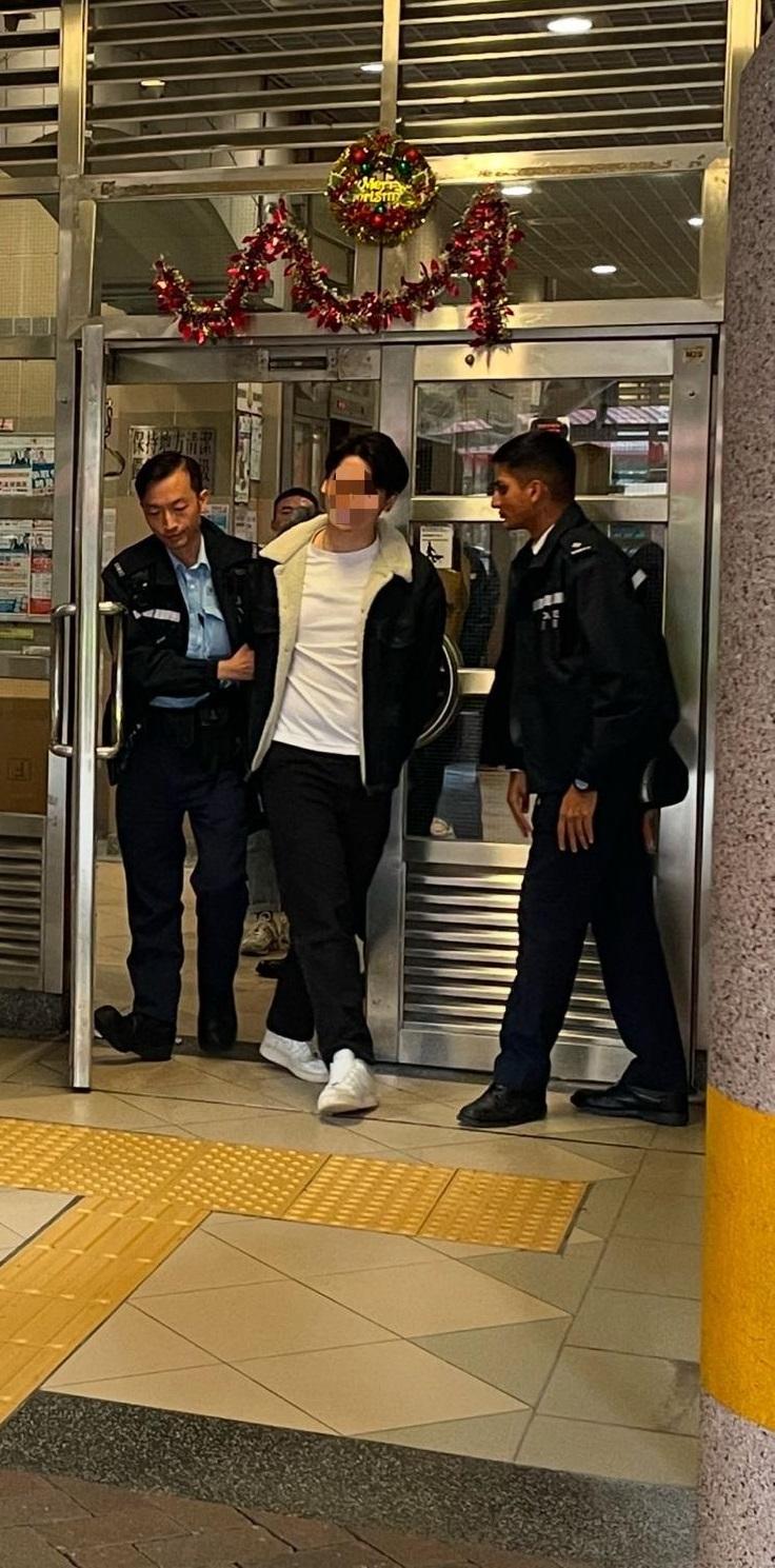 葵涌單位藏69電子煙槍及3300尼古丁煙彈 28歲男被捕 (警方圖片)