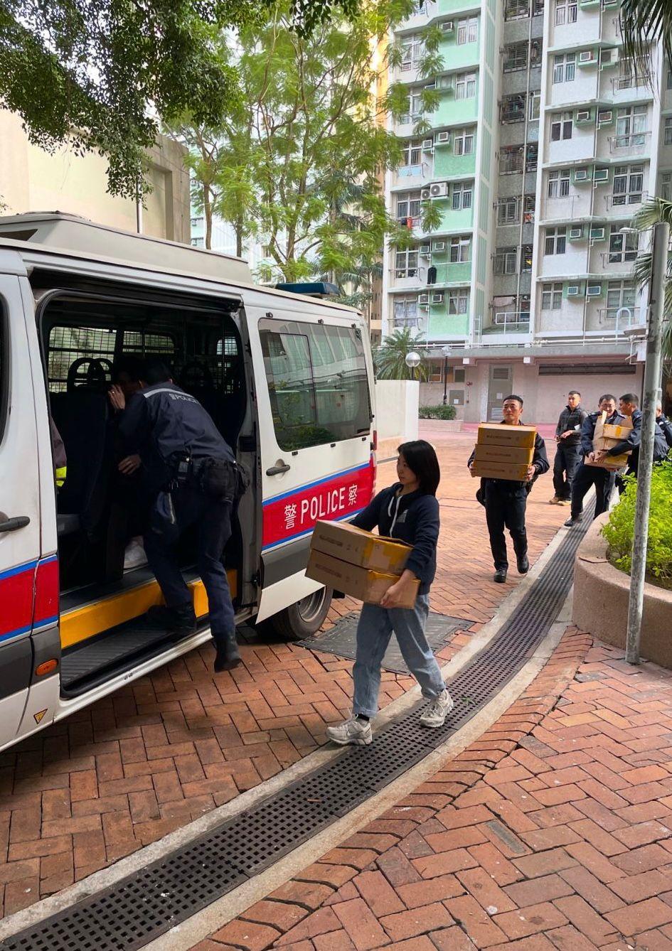 葵涌單位藏69電子煙槍及3300尼古丁煙彈 28歲男被捕 (警方圖片)