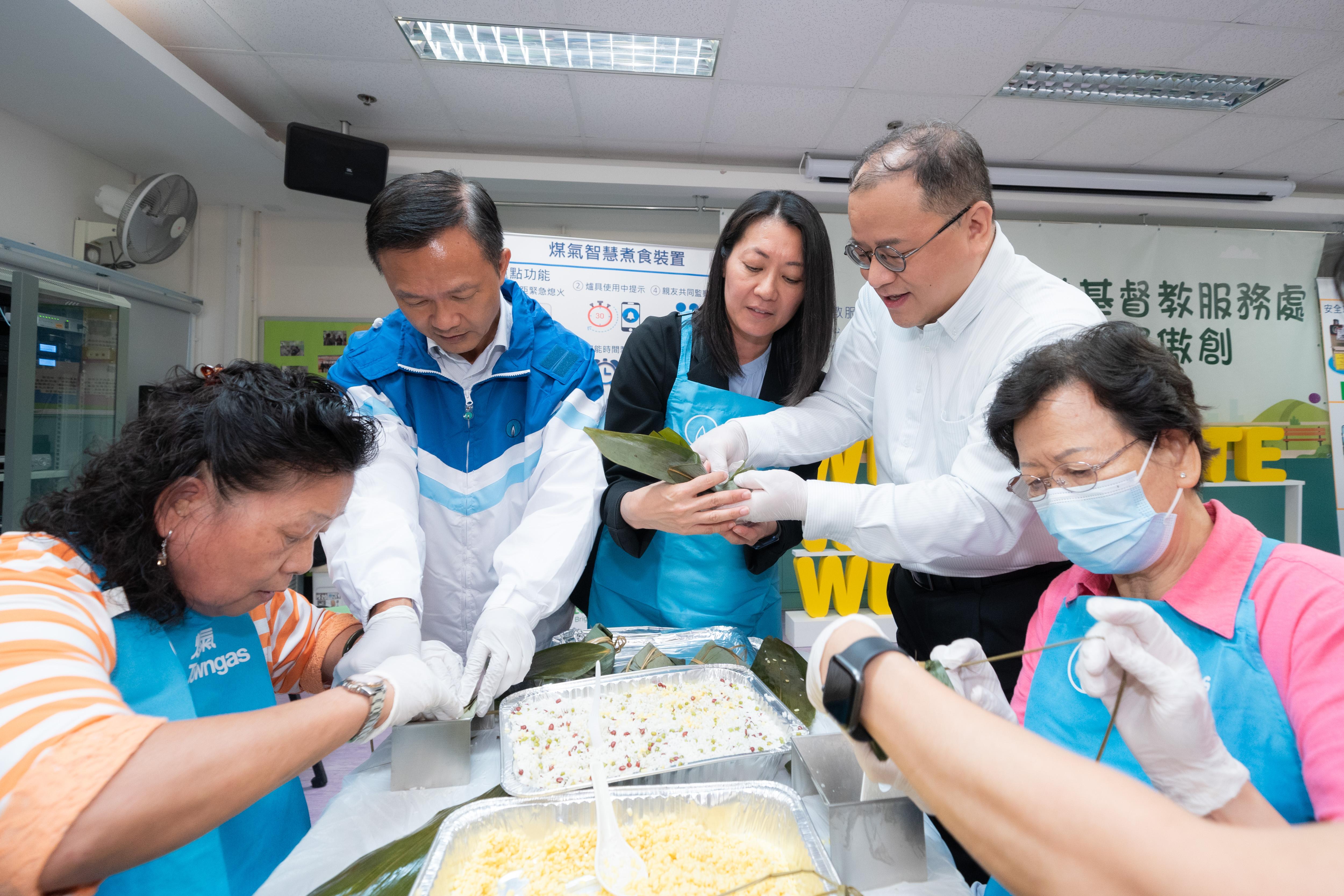 煤氣公司於端午節舉辦包糉活動,由義工隊陪伴「留港長者」一起包糉,減輕他們的孤獨感。