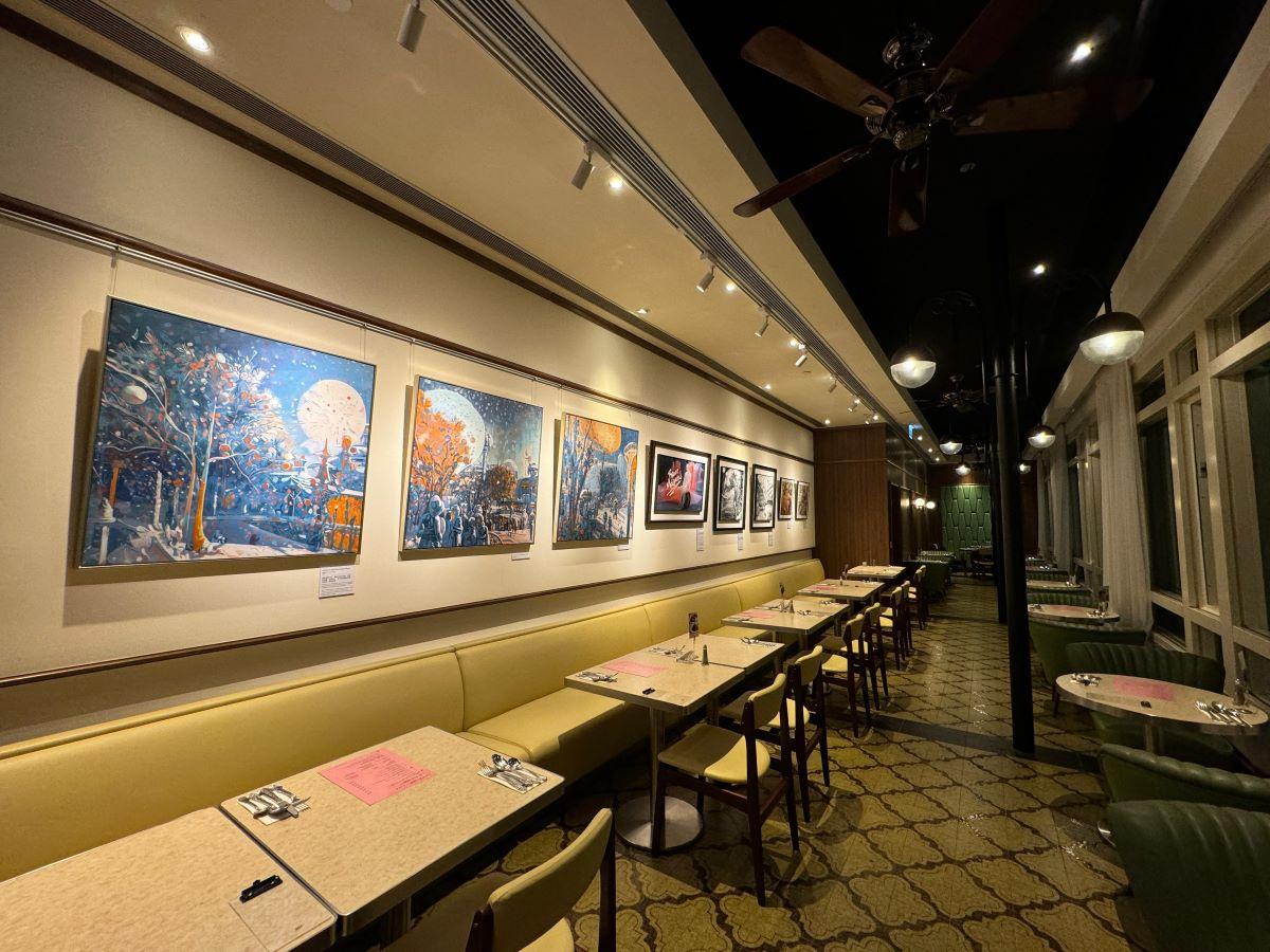 導演簡耀宗的混合媒體展覽作品共22幅。