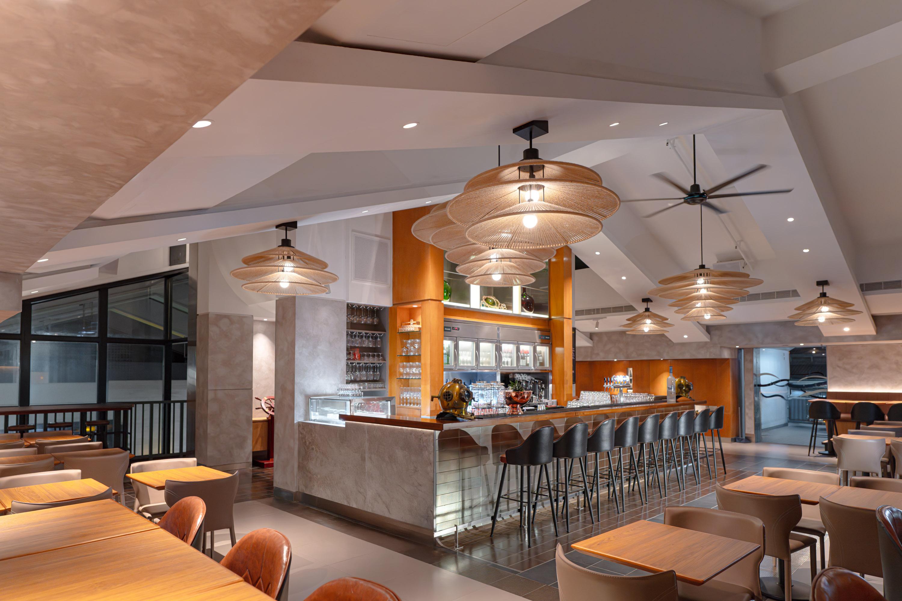 中環臨海天台酒吧Pier 7 Café & Bar近日以嶄新面貌重新開業