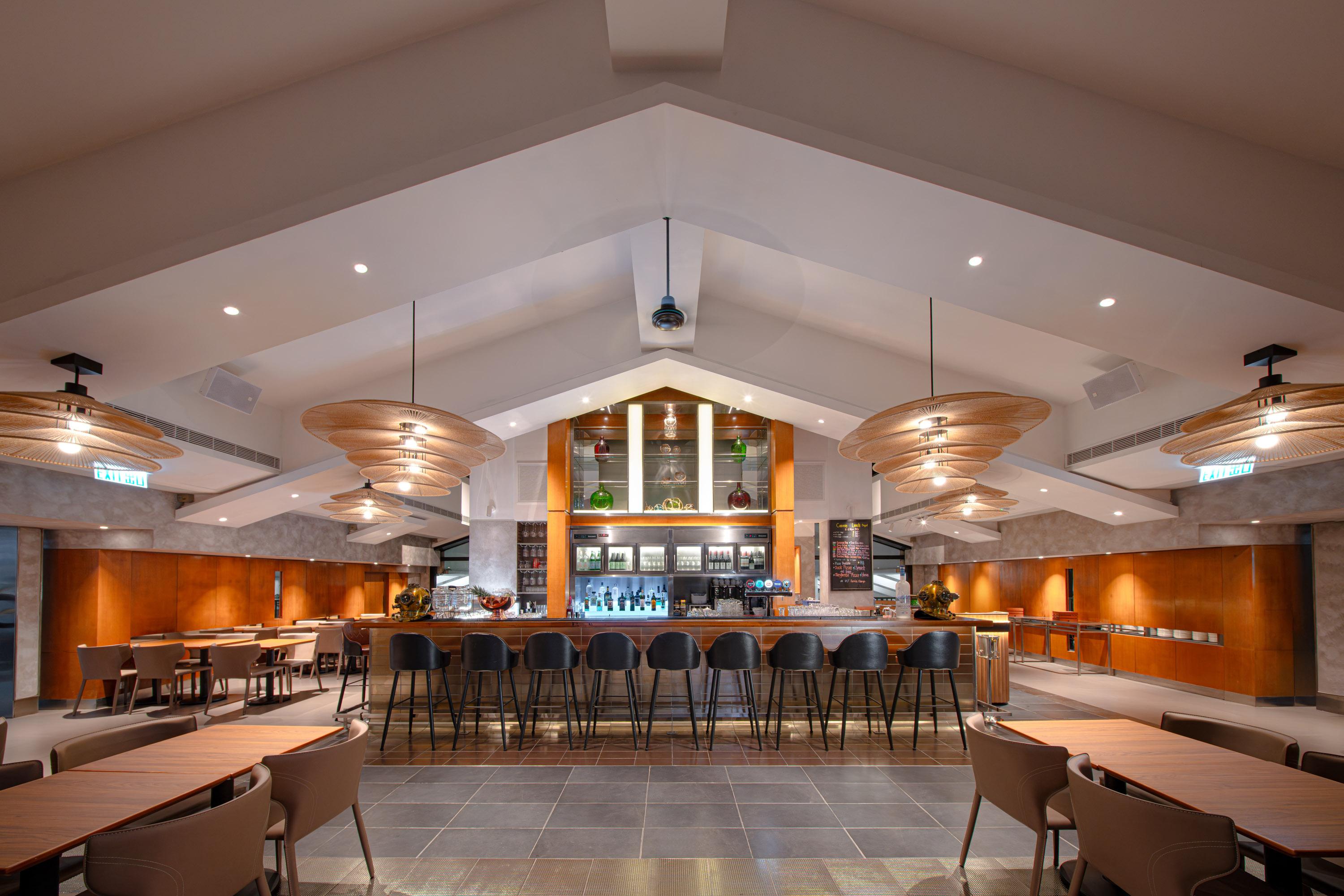 中環臨海天台酒吧Pier 7 Café & Bar近日以嶄新面貌重新開業