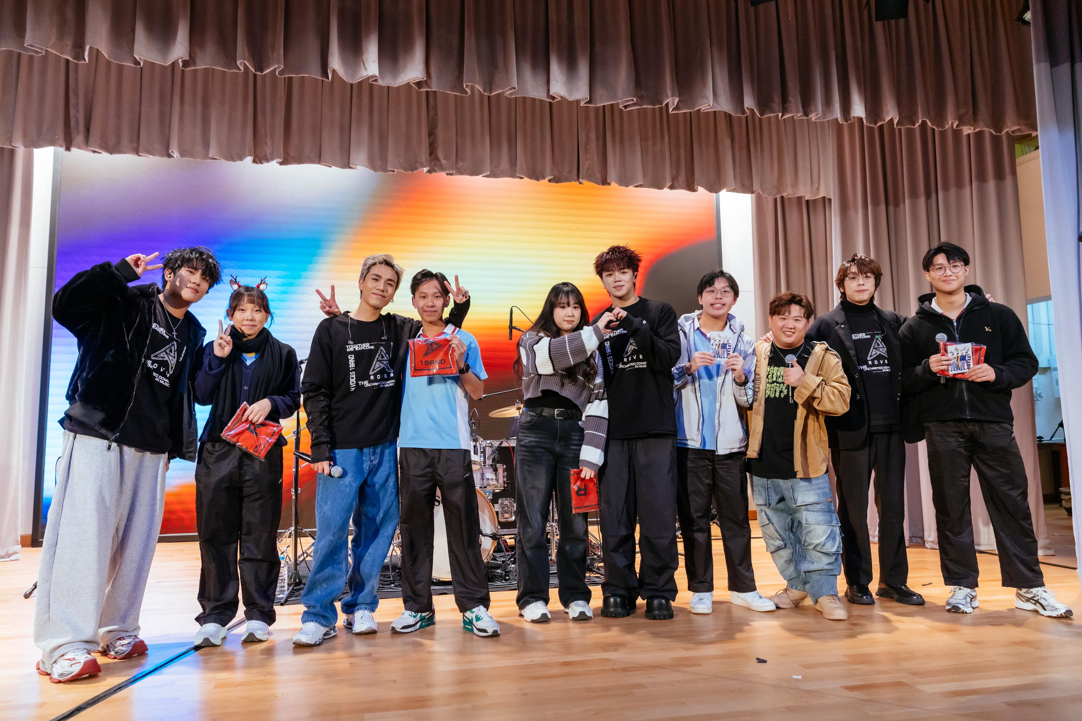 聖誕節將至,ROVER與師兄一齊出動預祝聖誕。