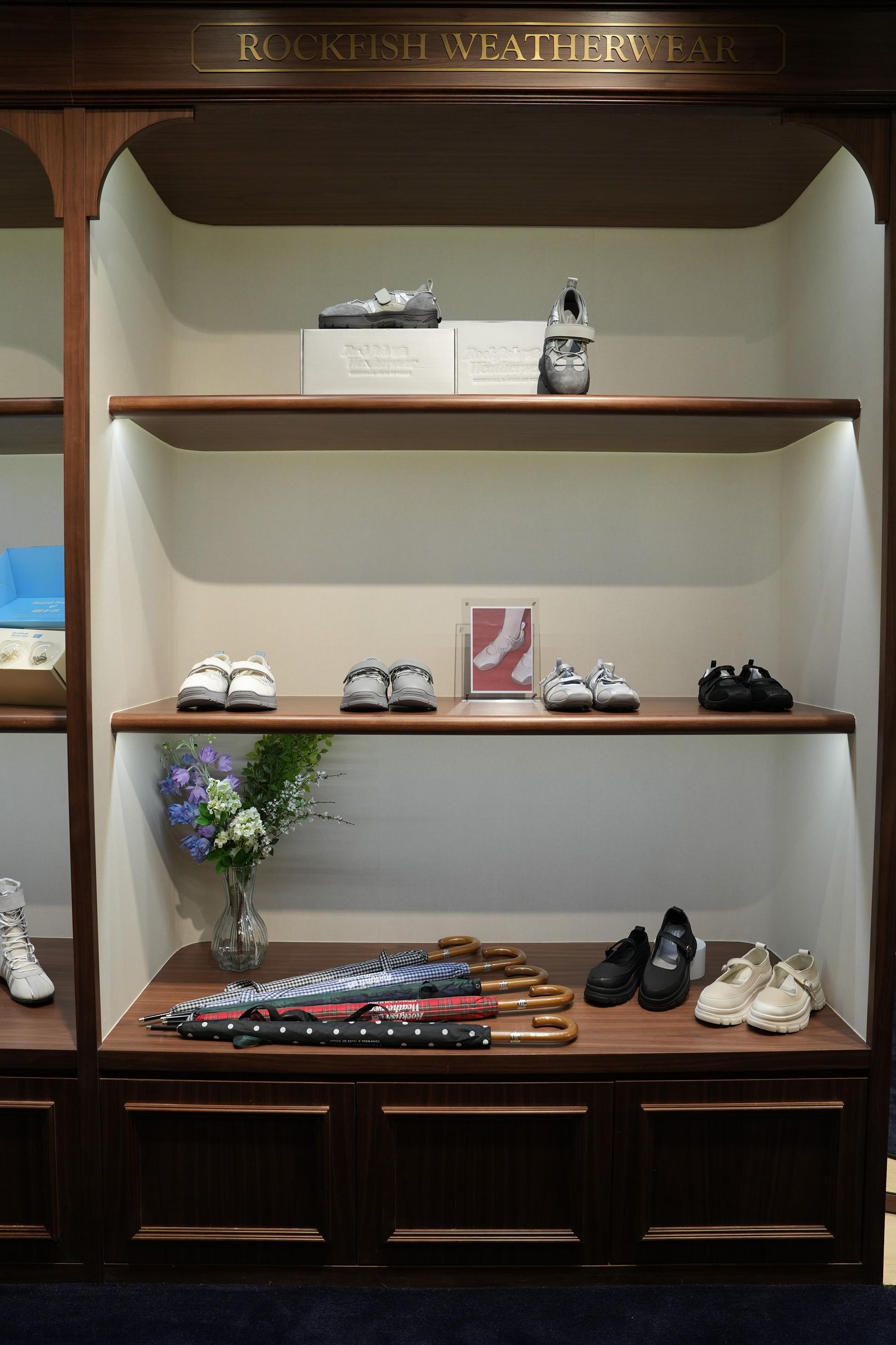 期間限定店以Rockfish Weatherwear韓國聖水洞旗艦店裝潢為藍本,以簡約的白色為主調,採用店鋪一貫的英倫風設計及實木裝潢。