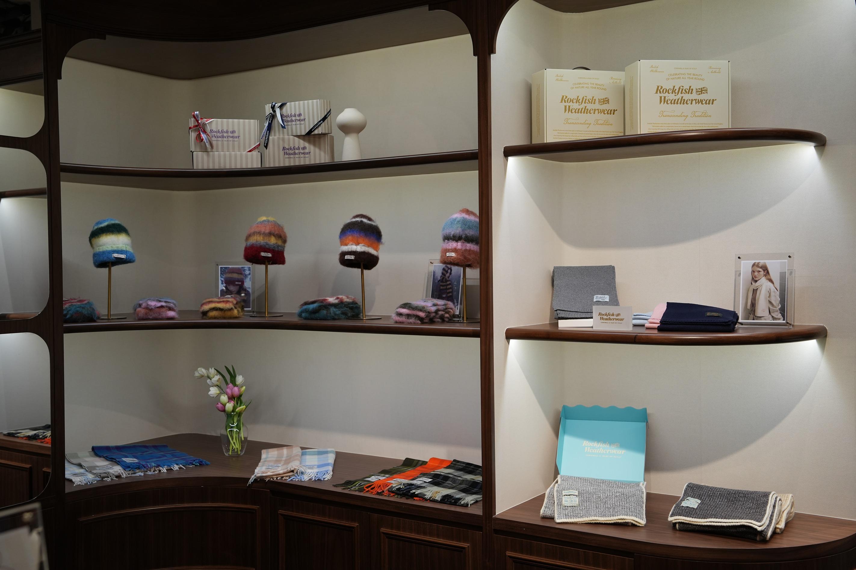 期間限定店以Rockfish Weatherwear韓國聖水洞旗艦店裝潢為藍本,以簡約的白色為主調,採用店鋪一貫的英倫風設計及實木裝潢。