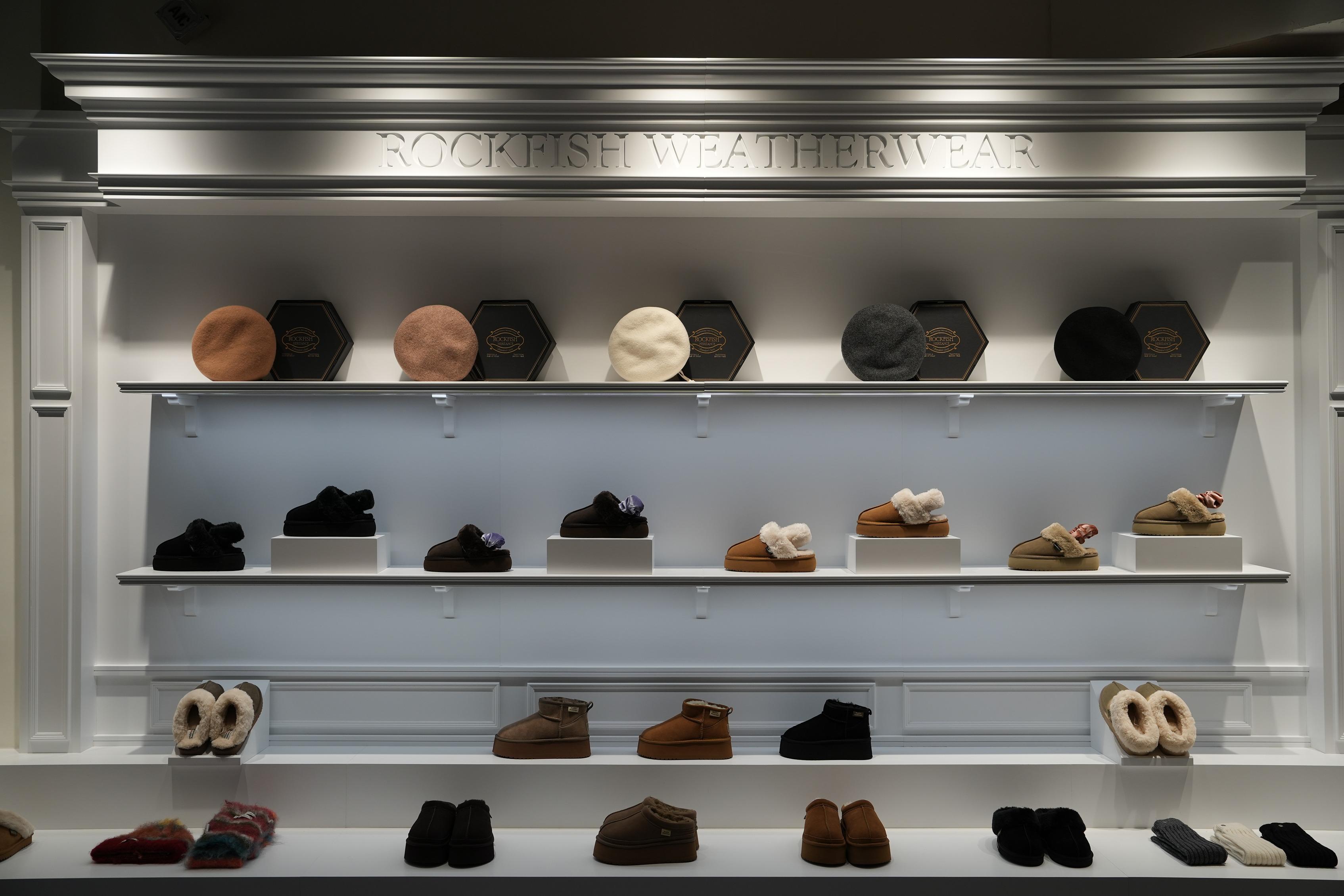 期間限定店以Rockfish Weatherwear韓國聖水洞旗艦店裝潢為藍本,以簡約的白色為主調,採用店鋪一貫的英倫風設計及實木裝潢。