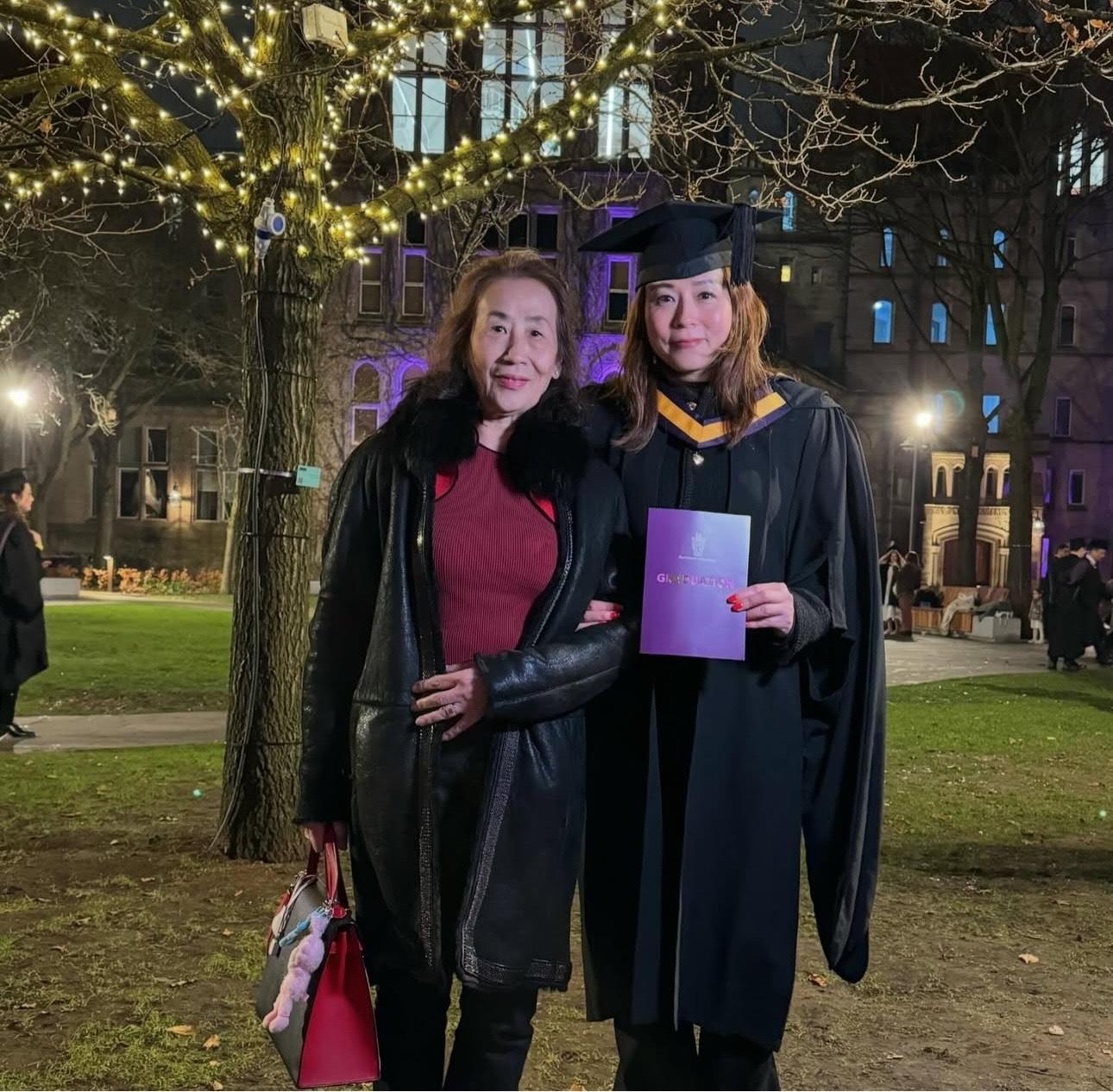 Anita 感激家人特意飛到英國陪她行畢業禮。