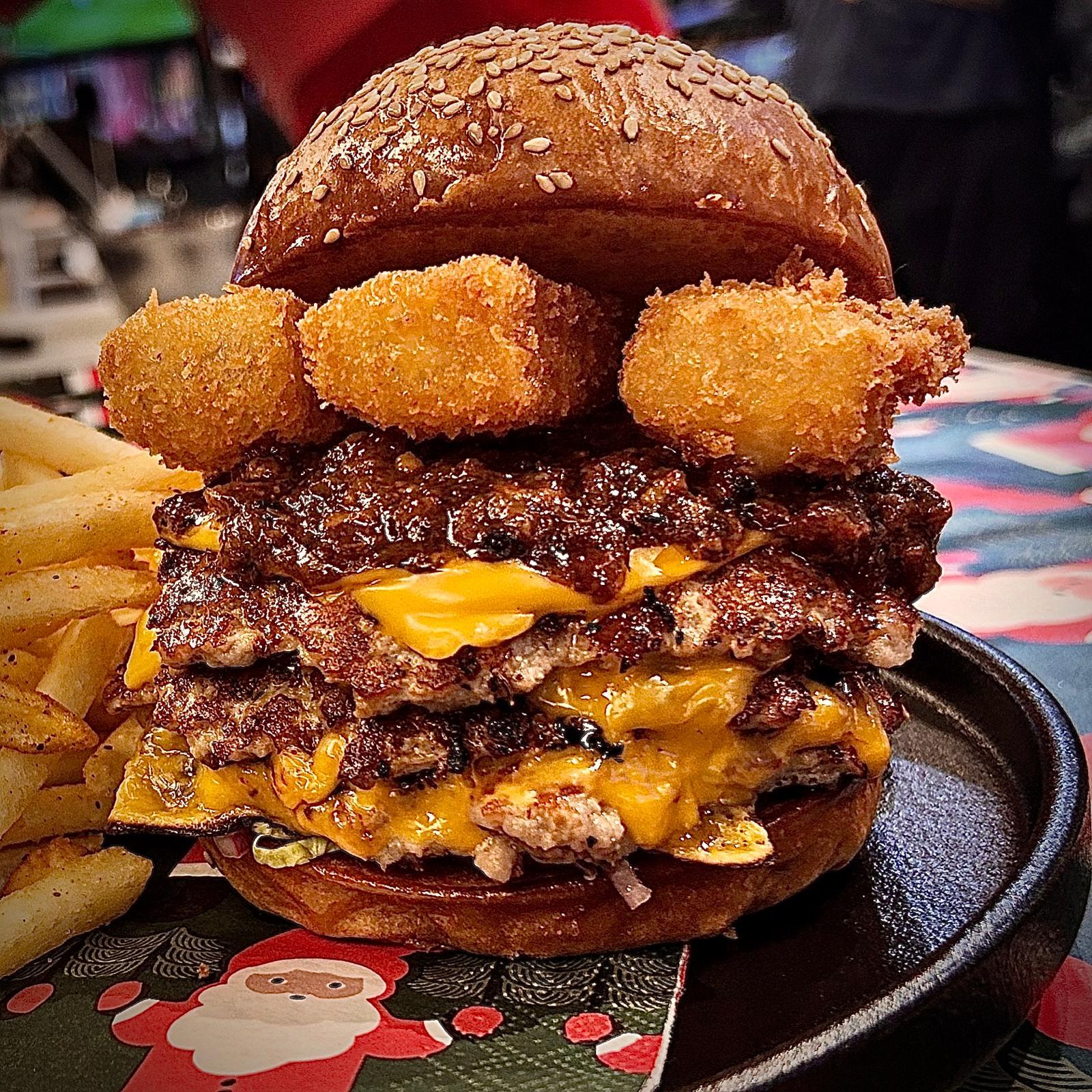 獨家聖誕小豬漢堡$148 即雙層豬柳漢堡扒配椰菜絲沙律和蔓越莓煙肉醬。