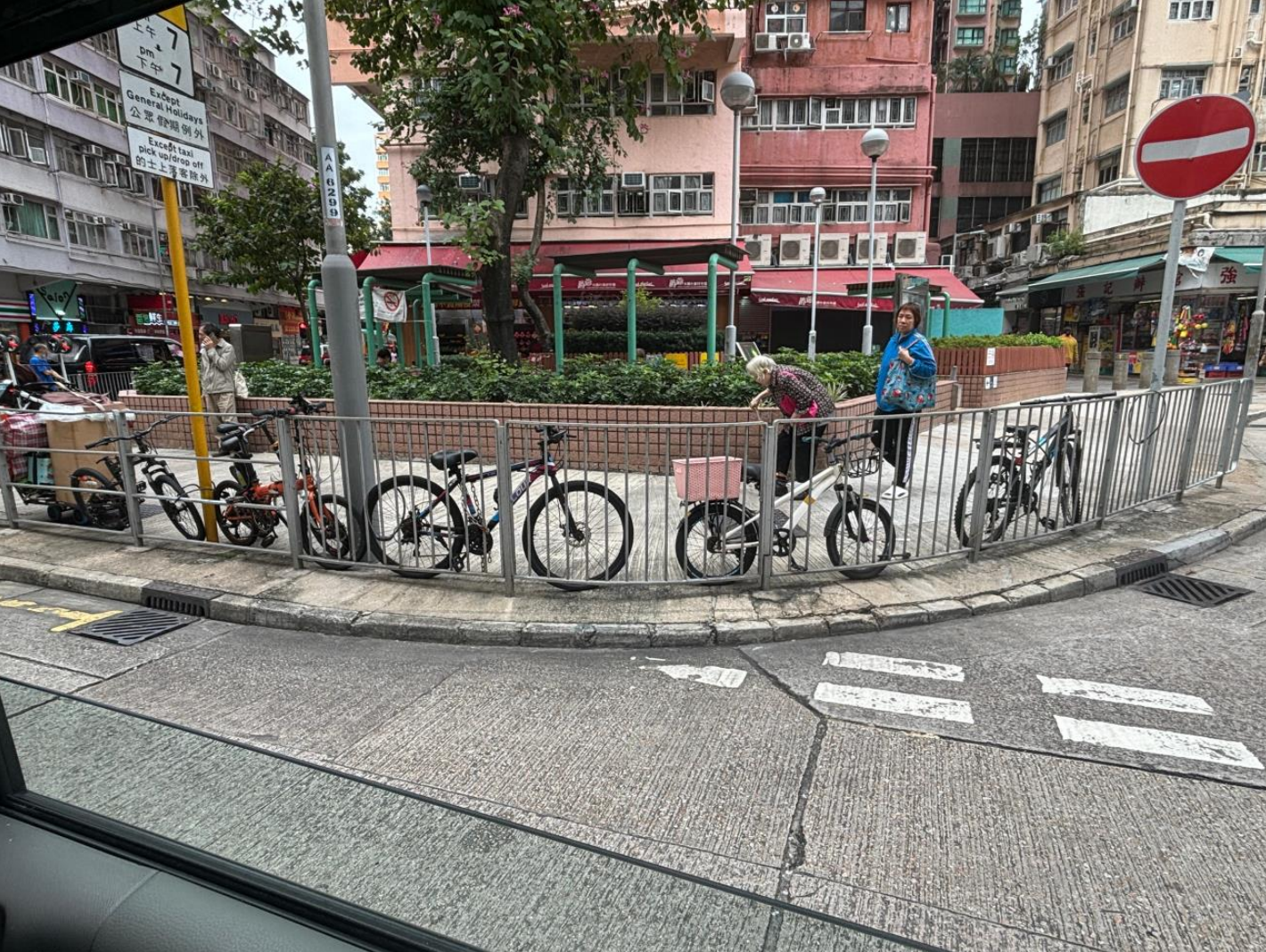 黃大仙區內不時有單車亂泊街邊,引起居民不滿(東九龍居民委員會圖片)