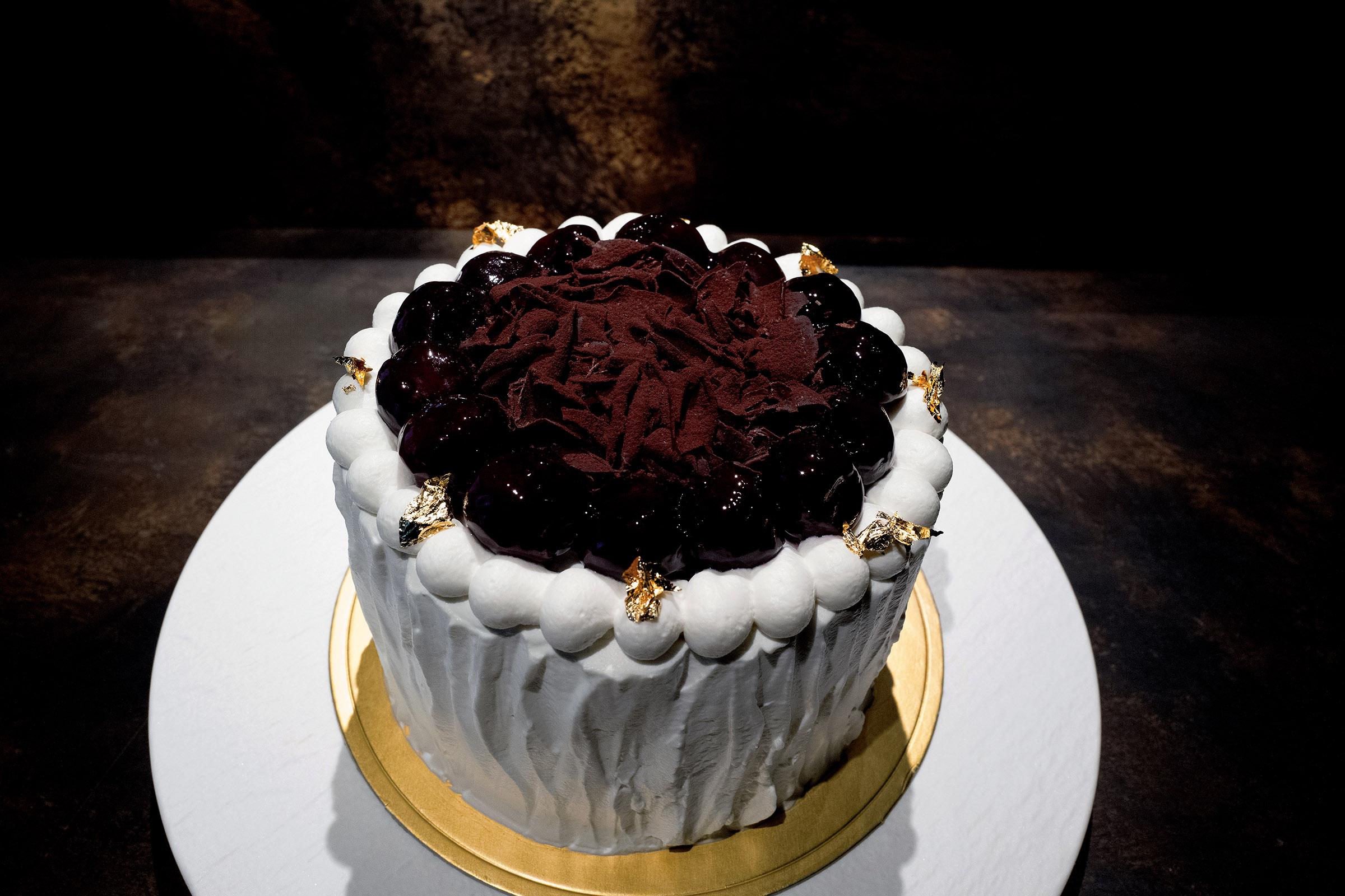 Selva Negra Black Forest Cake─6'' $820,8''$1380=108''$1880