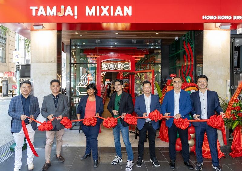 Philip與一眾嘉賓為墨爾本首間「譚仔香港米線」剪綵。