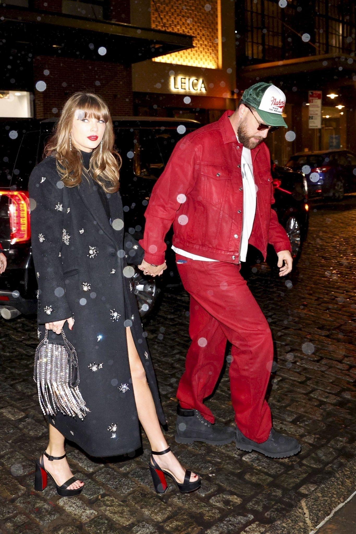 Taylor Swift與球星男友著得非常喜慶。