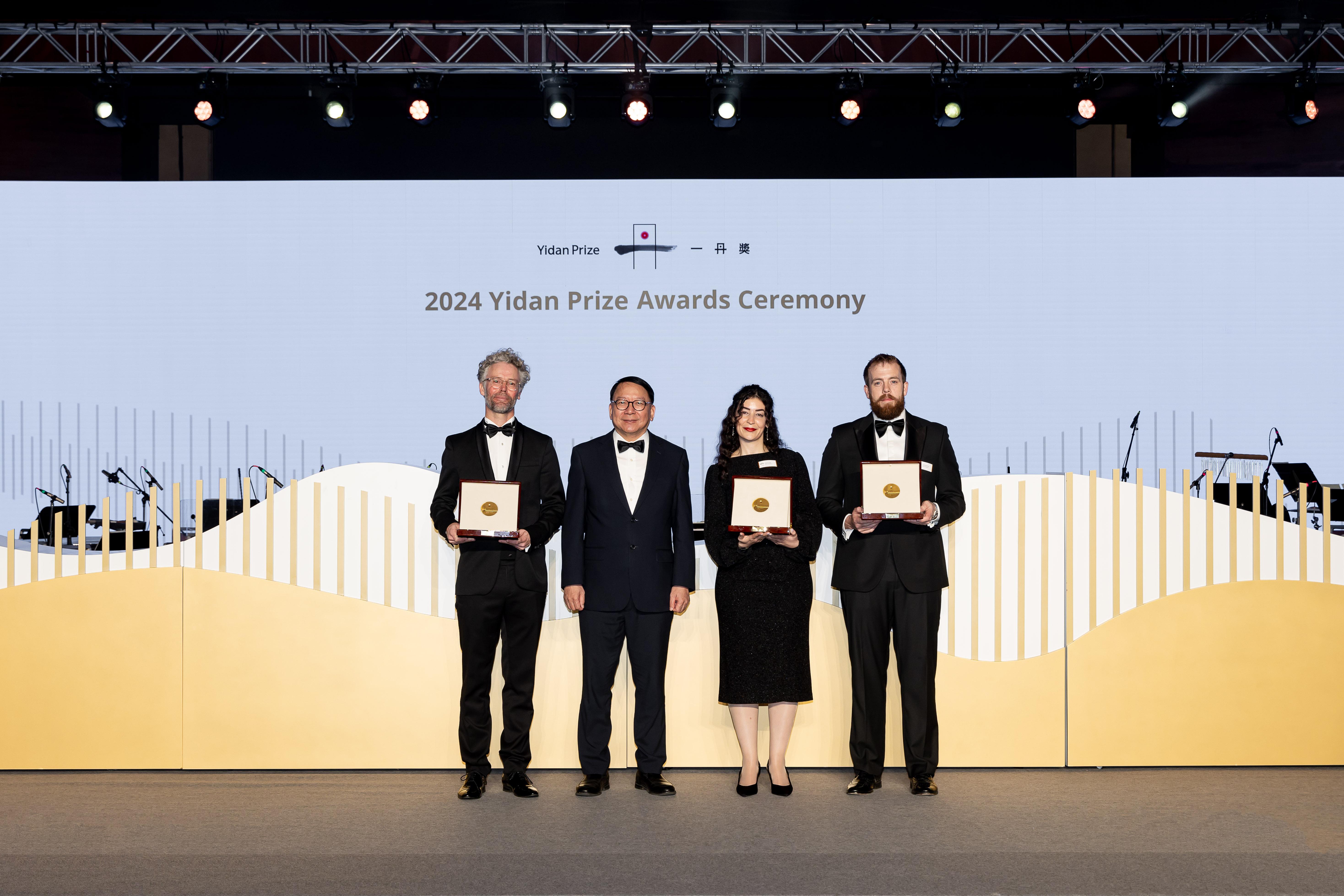 香港特別行政區政務司司長陳國基與 2024 年一丹教育發展獎得獎者 Mark Jordans 教授(左一)、Marwa Zahr (右二)和 Luke Stannard(右一)