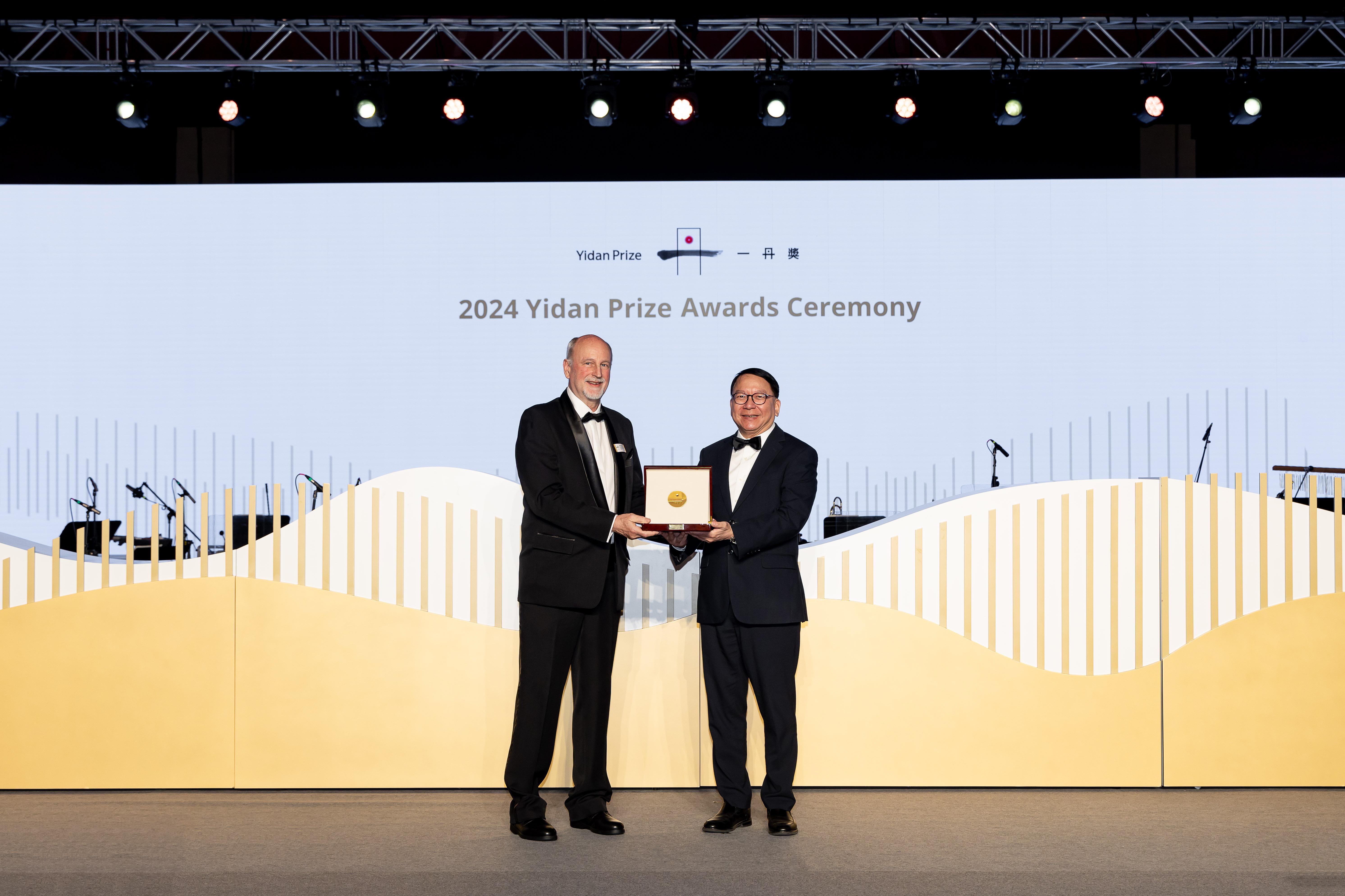 香港特別行政區政務司司長陳國基與 2024 年一丹教育研究獎得獎者 Wolfgang Lutz 教授