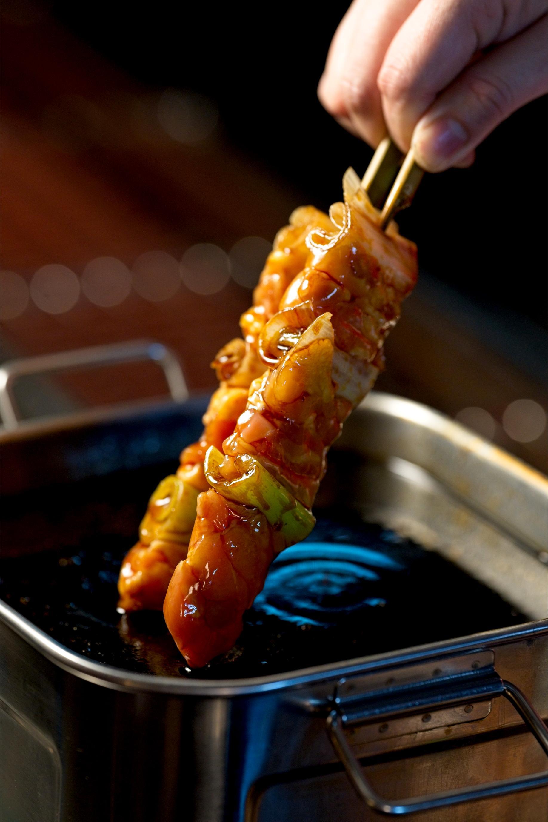 醬汁以大量雞肉、蔬菜和水果慢煮而成,鹹香濃郁帶微甜,汁燒雞肉夠juicy。