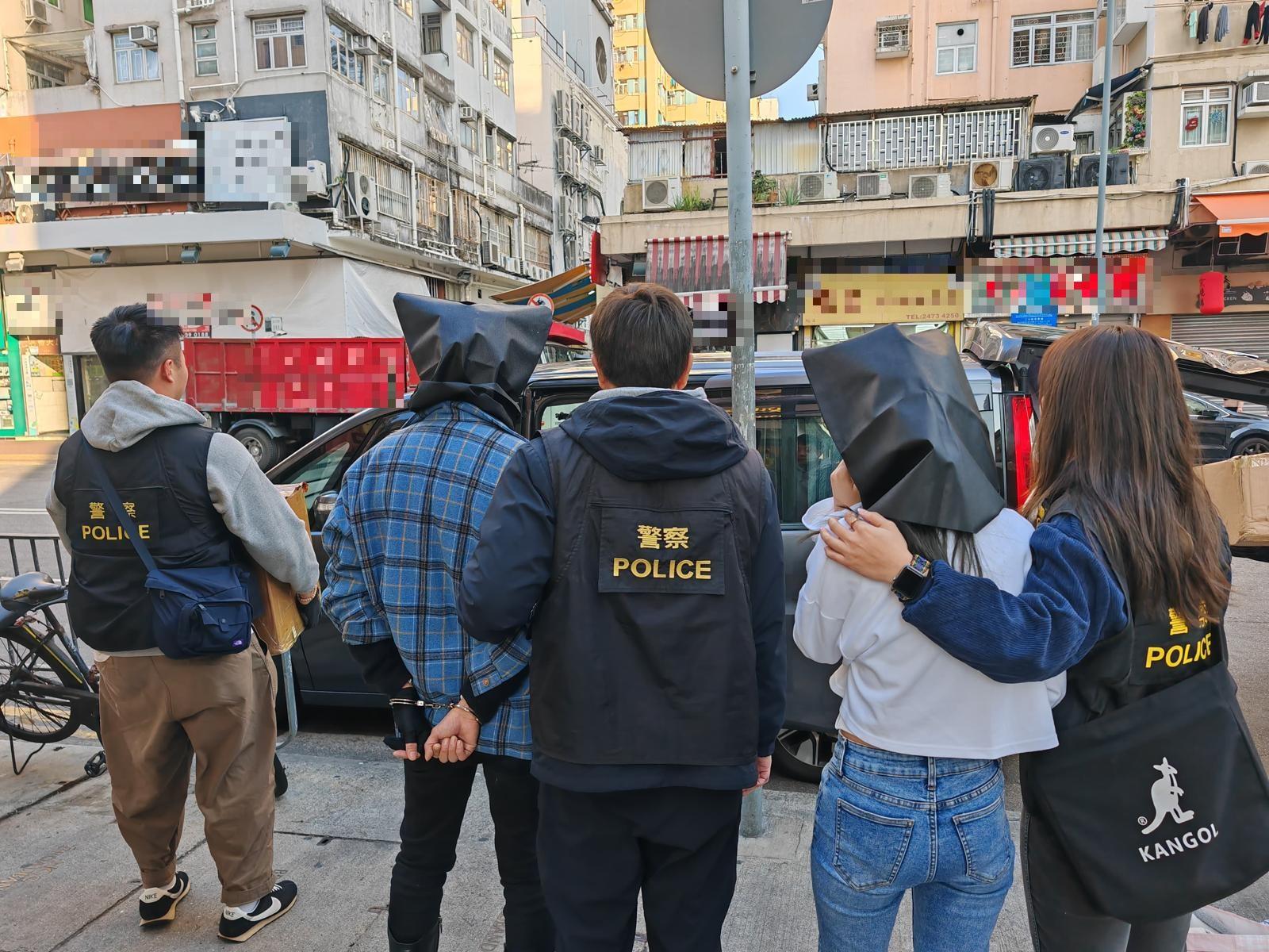 警元朗單位内拘兩男女 檢147萬元含大麻油電子煙 (警方圖片)