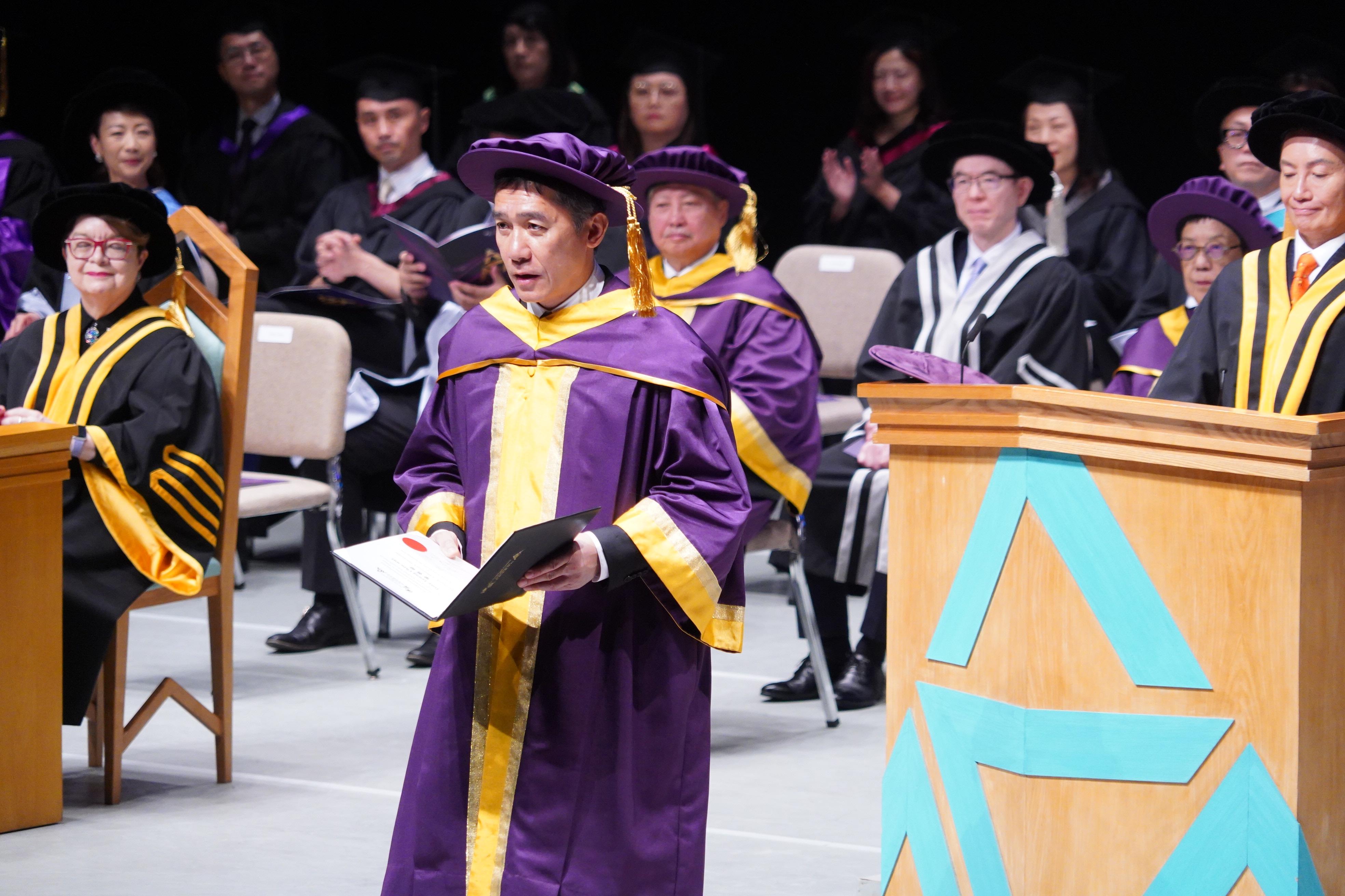 梁朝偉獲香港演藝學院頒「榮譽博士」學位。