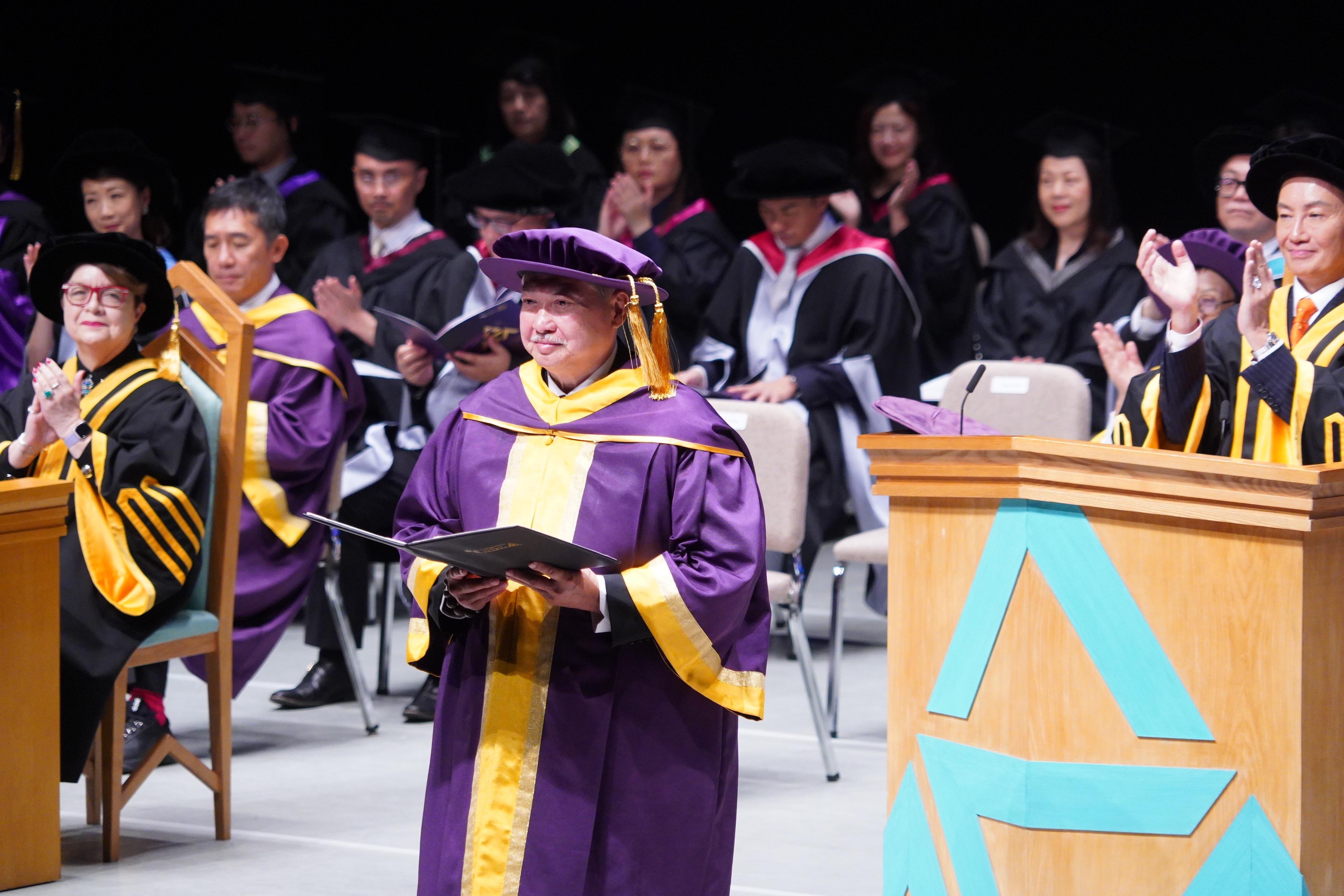 洪金寶獲香港演藝學院頒發榮譽博士。