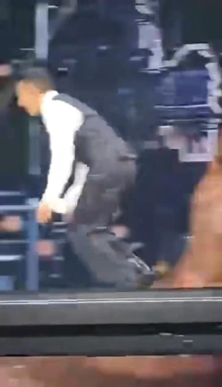 劉德華唱《練習》時準備跪地。(網上影片圖)