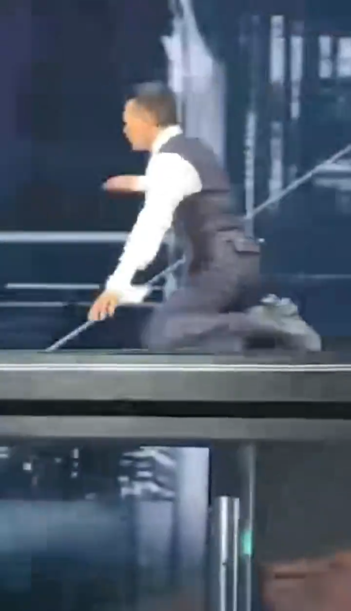 劉德華跪地時「Click腳」失平衡。(網上影片圖)