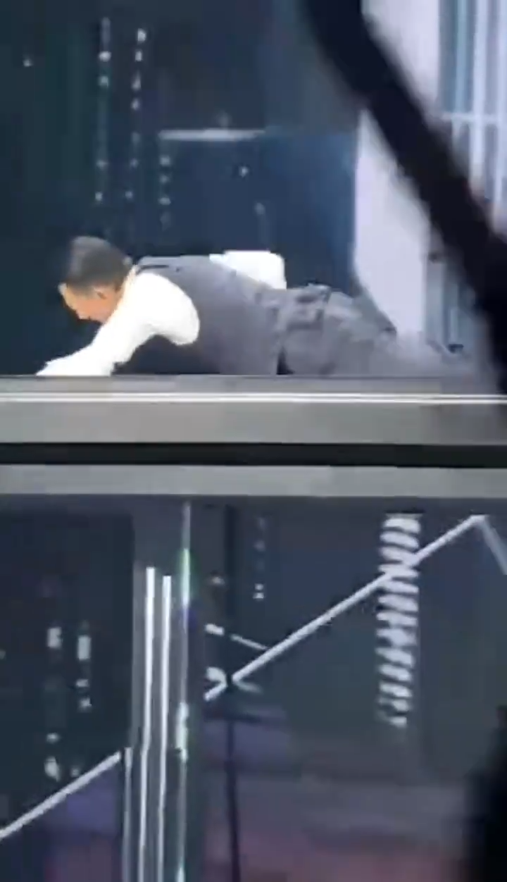劉德華整個人趴在高台上。(網上影片圖)