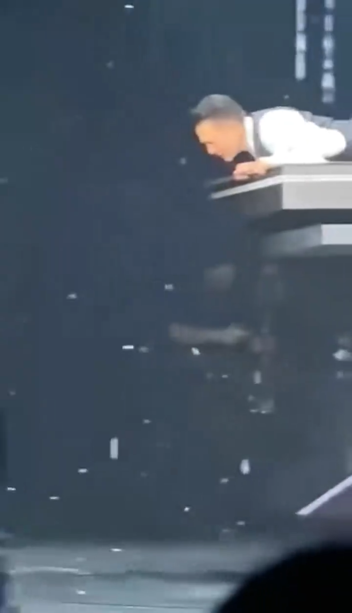 劉德華趴著跣到台邊,頭部一度伸出高台邊緣。(網上影片圖)