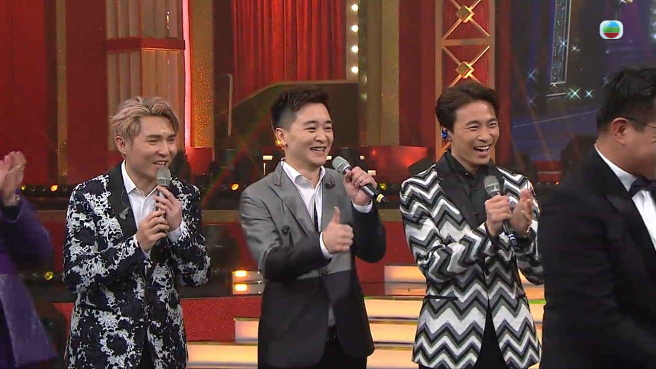 譚輝智高舉手指公!