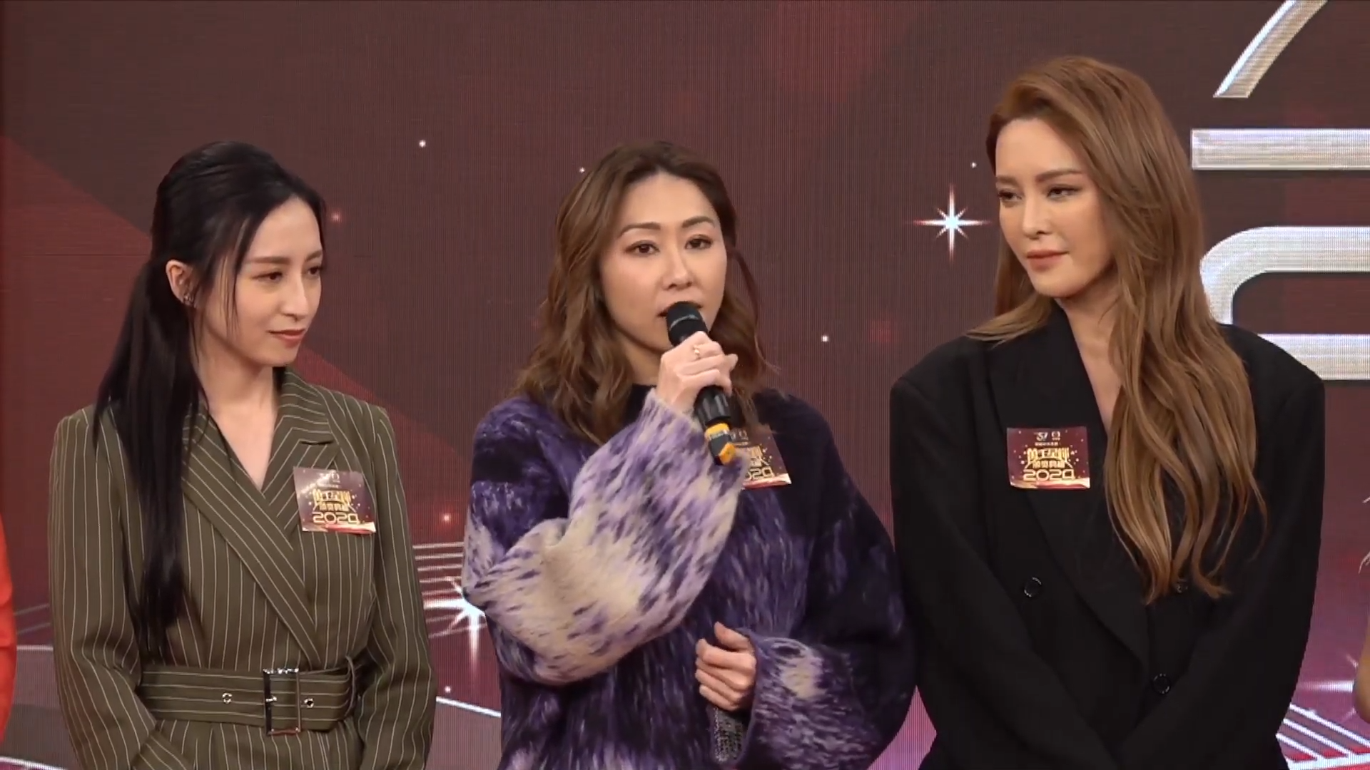 胡定欣提到拍《巾幗4》時突然哽咽起來。